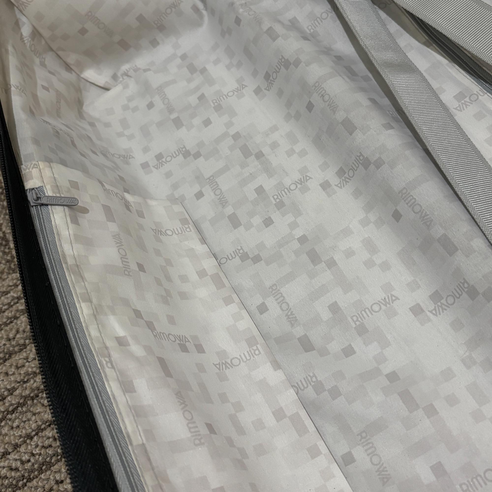 リモワ　エッセンシャル (サルサ)　810.73-4　中古美品　98リットル　4輪