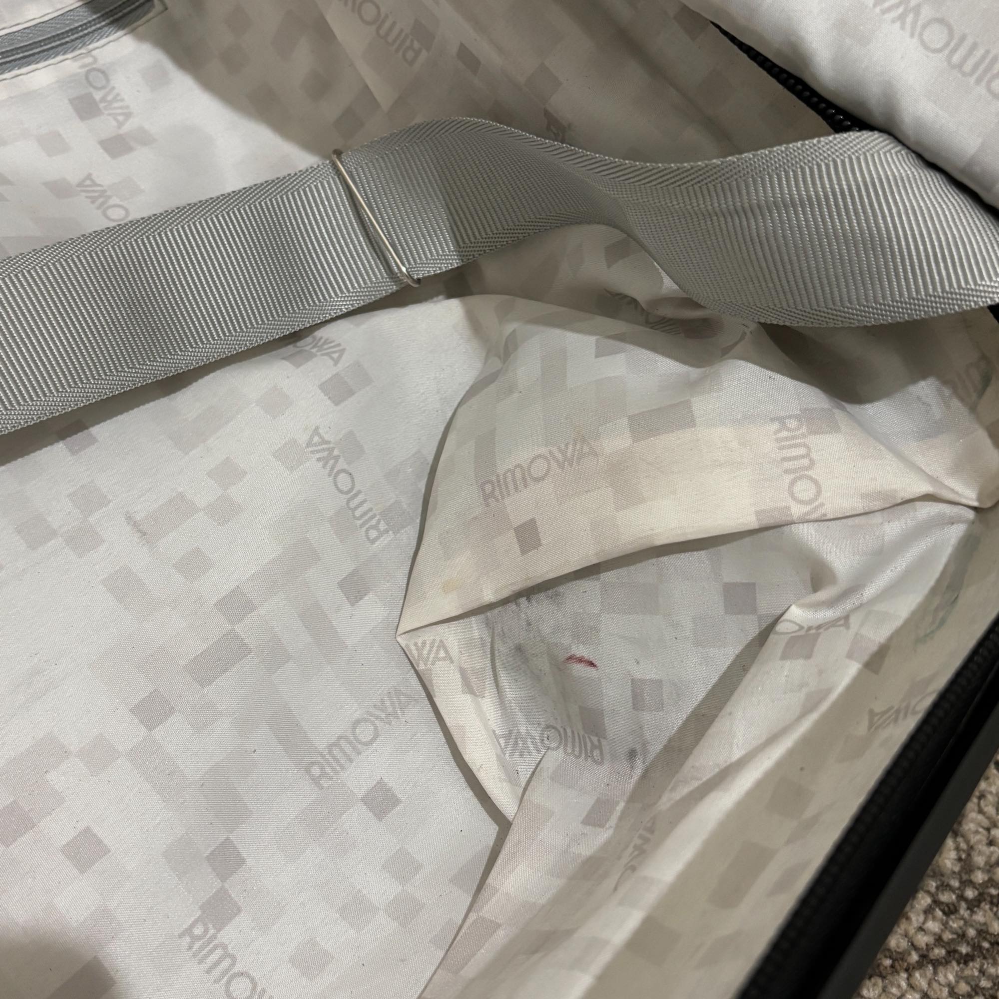 リモワ　エッセンシャル (サルサ)　810.73-4　中古美品　98リットル　4輪