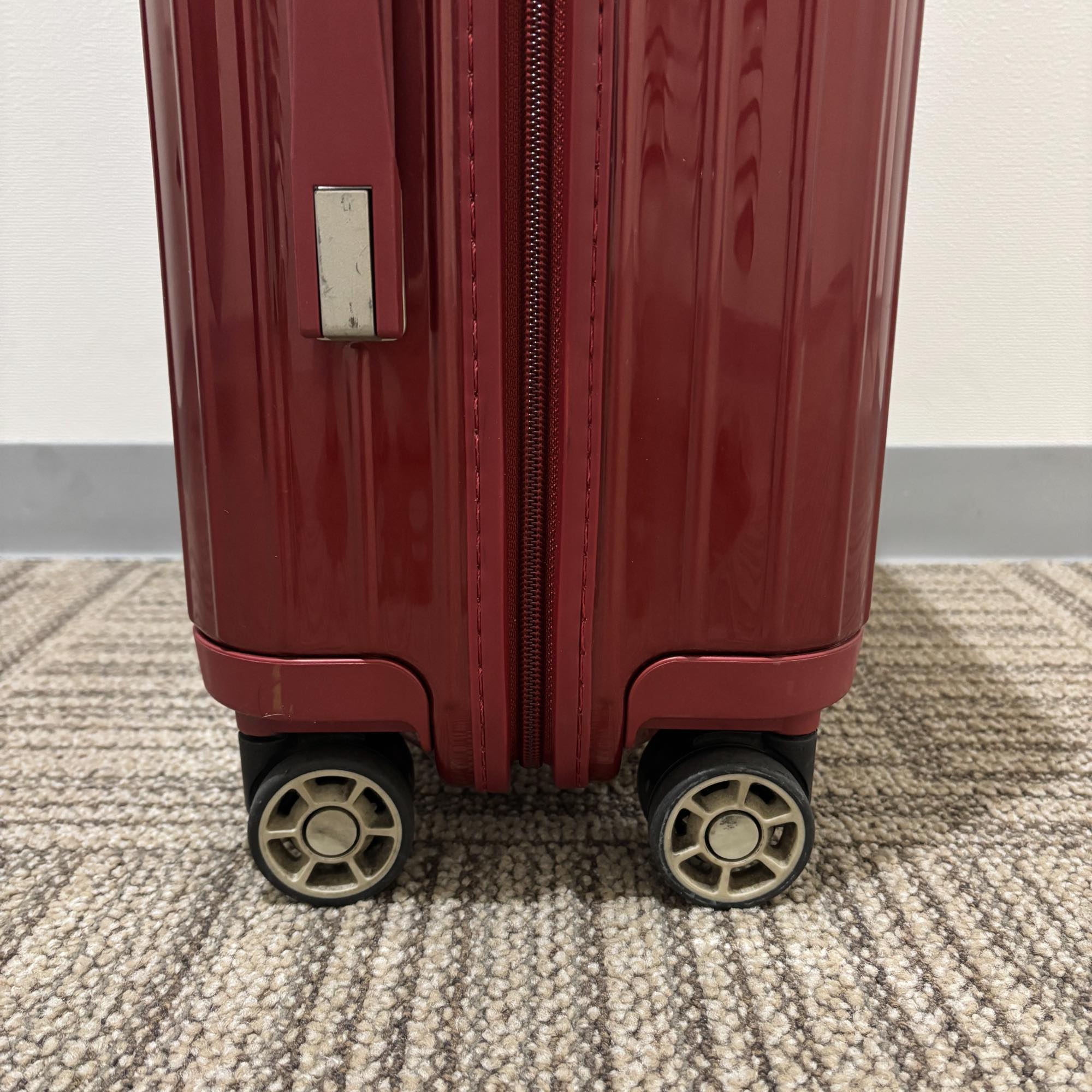 リモワ エッセンシャル(サルサ デラックス)　830.52.53.4　中古美品　32リットル　4輪