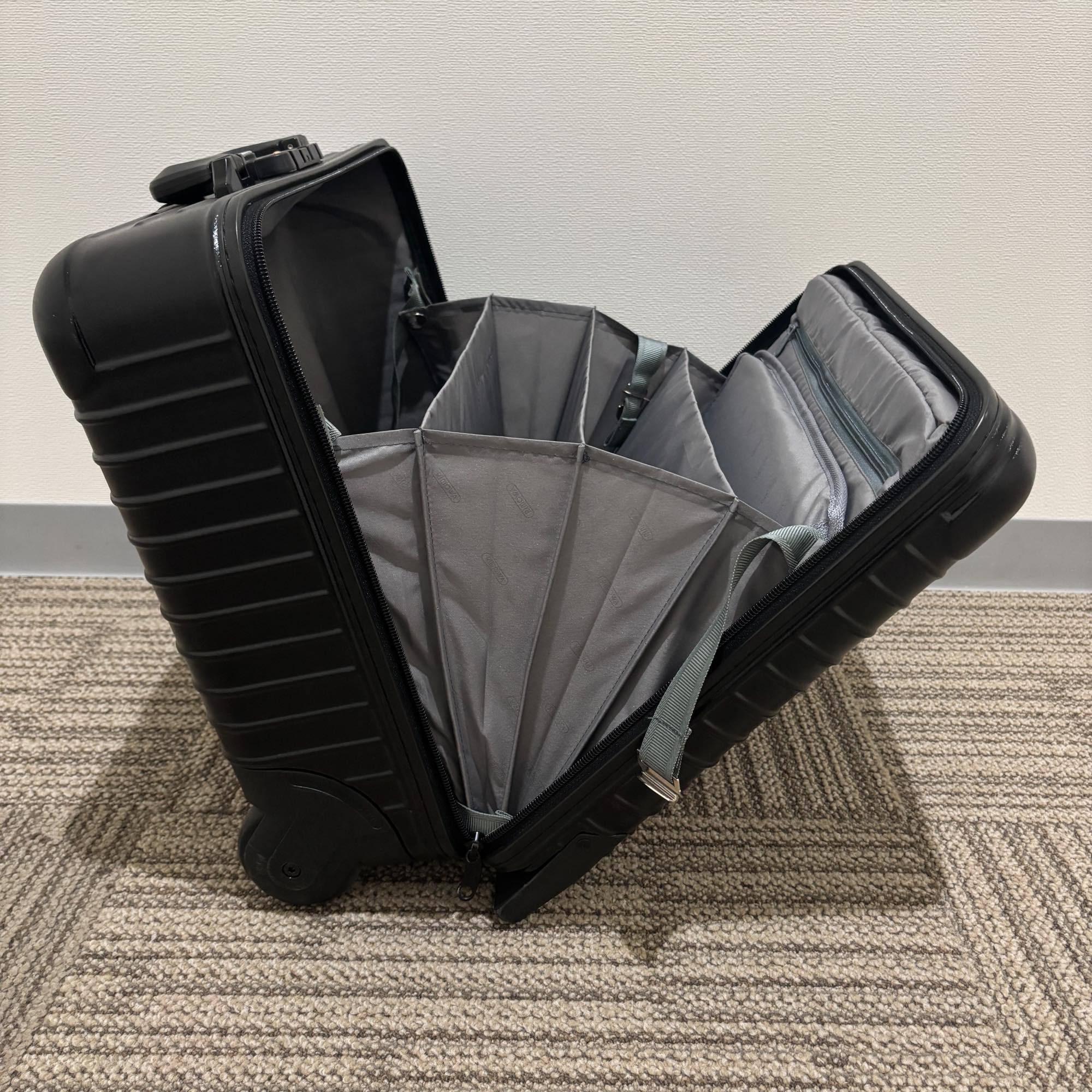 リモワ　エッセンシャル(サルサ)　中古美品　851.40-4　23リットル　2輪