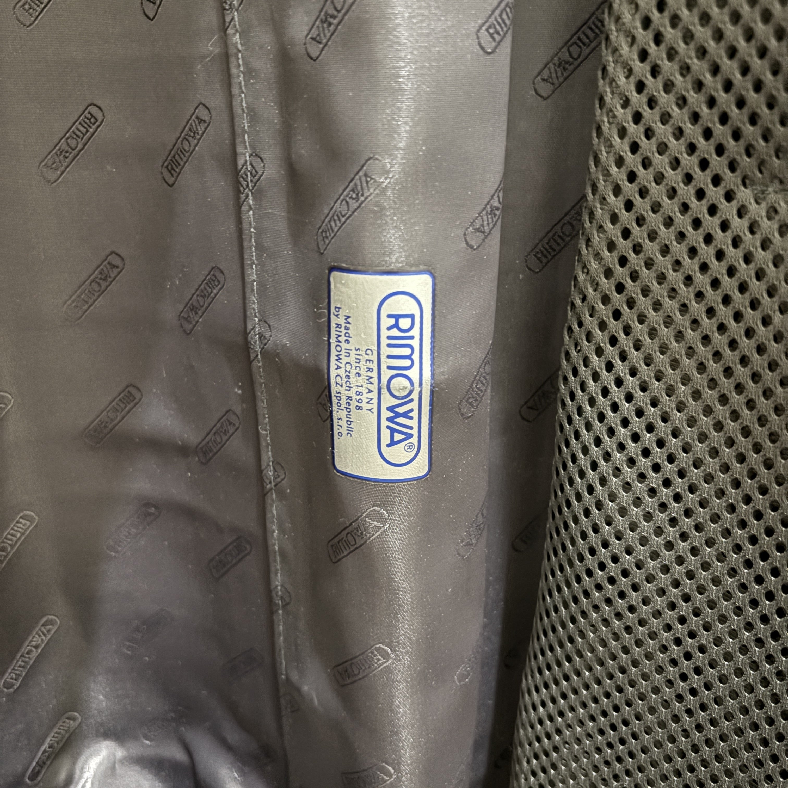 リモワ　ボレロ(エッセンシャルスリーブ)　中古美品　861.52-4　37リットル　2輪
