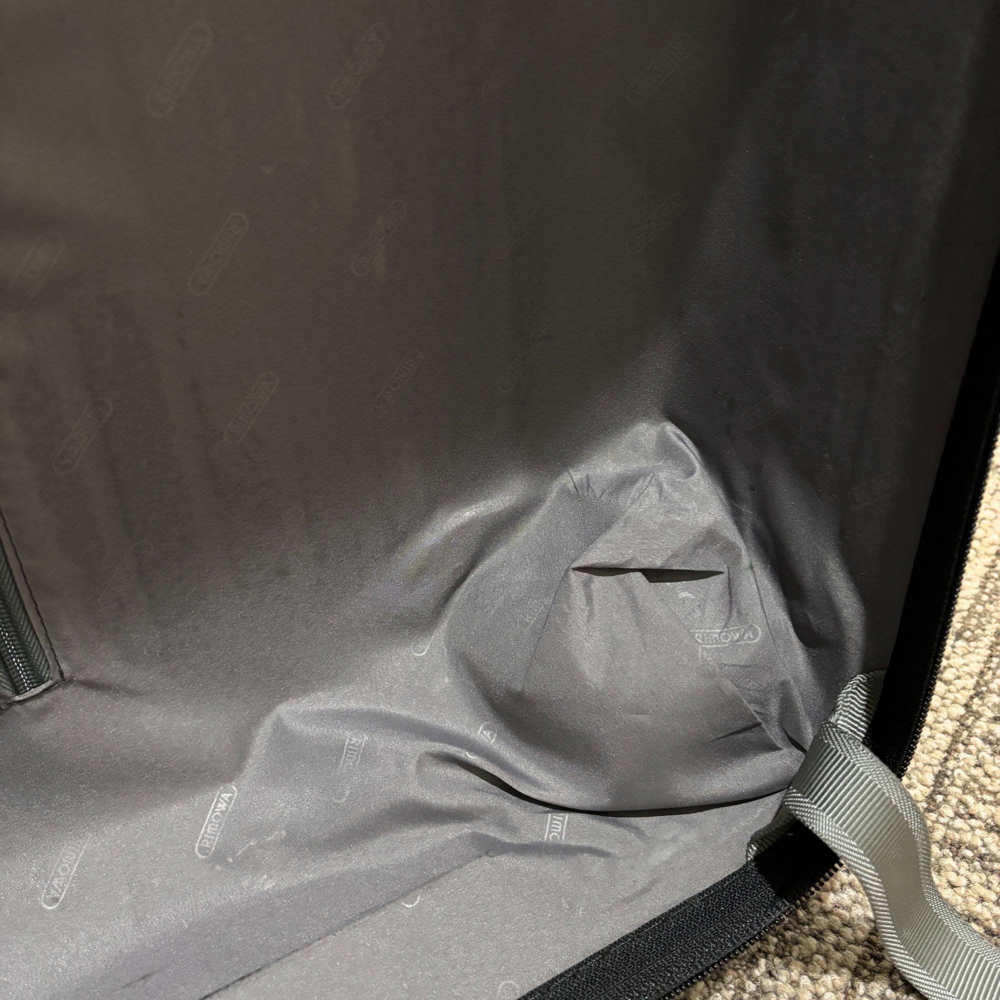 リモワ　エッセンシャル (サルサ)　U871.56-4　48リットル　中古商品　4輪