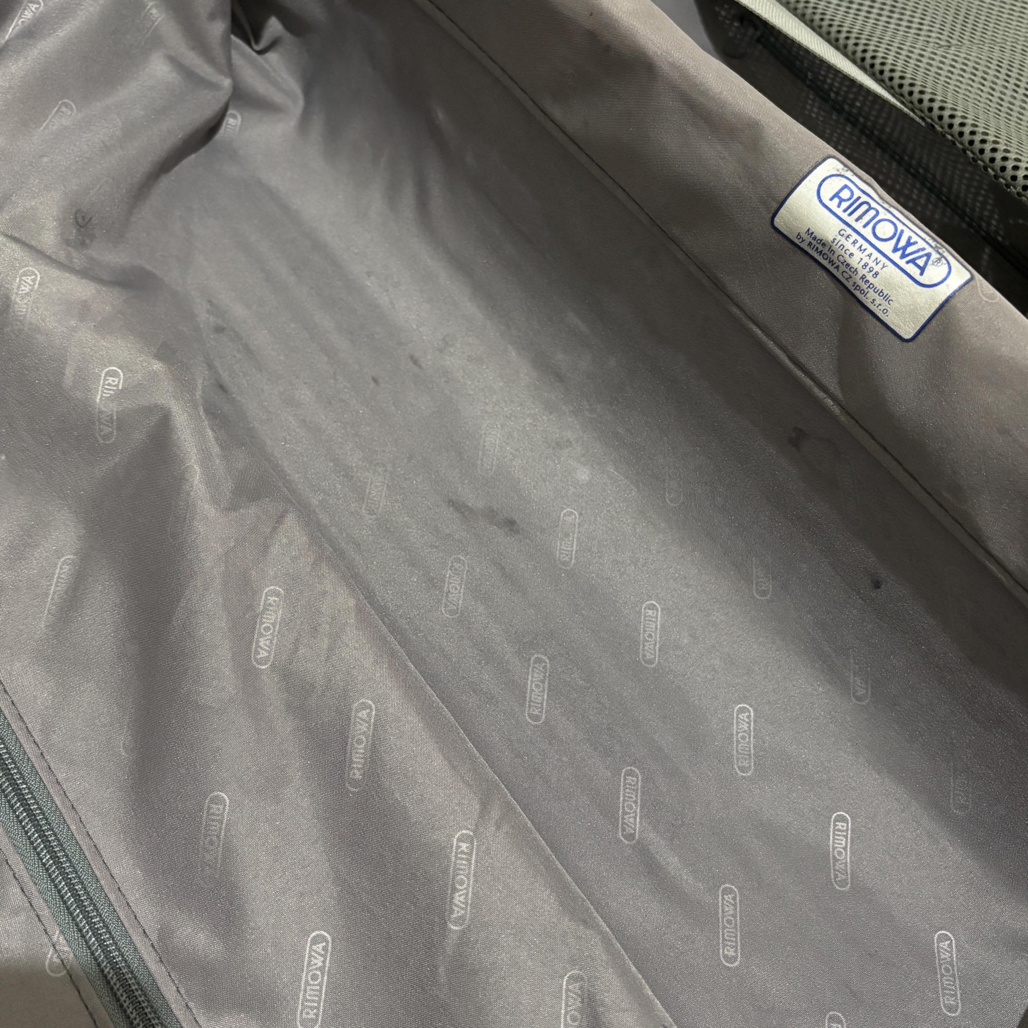 リモワ　エッセンシャル (サルサ)　U871.56-4　48リットル　中古商品　4輪