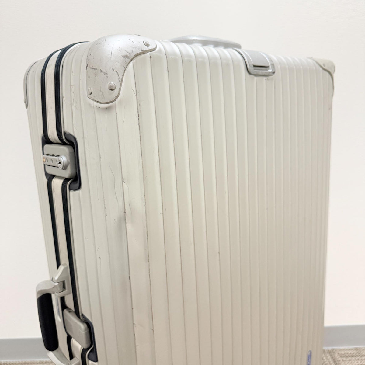 リモワ　シルバーインテグラル　中古商品　U923.77-4　104リットル　4輪