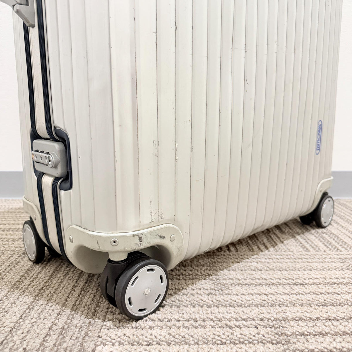 リモワ　シルバーインテグラル　中古商品　U923.77-4　104リットル　4輪