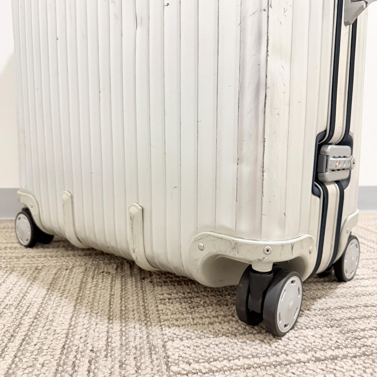リモワ　シルバーインテグラル　中古商品　U923.77-4　104リットル　4輪