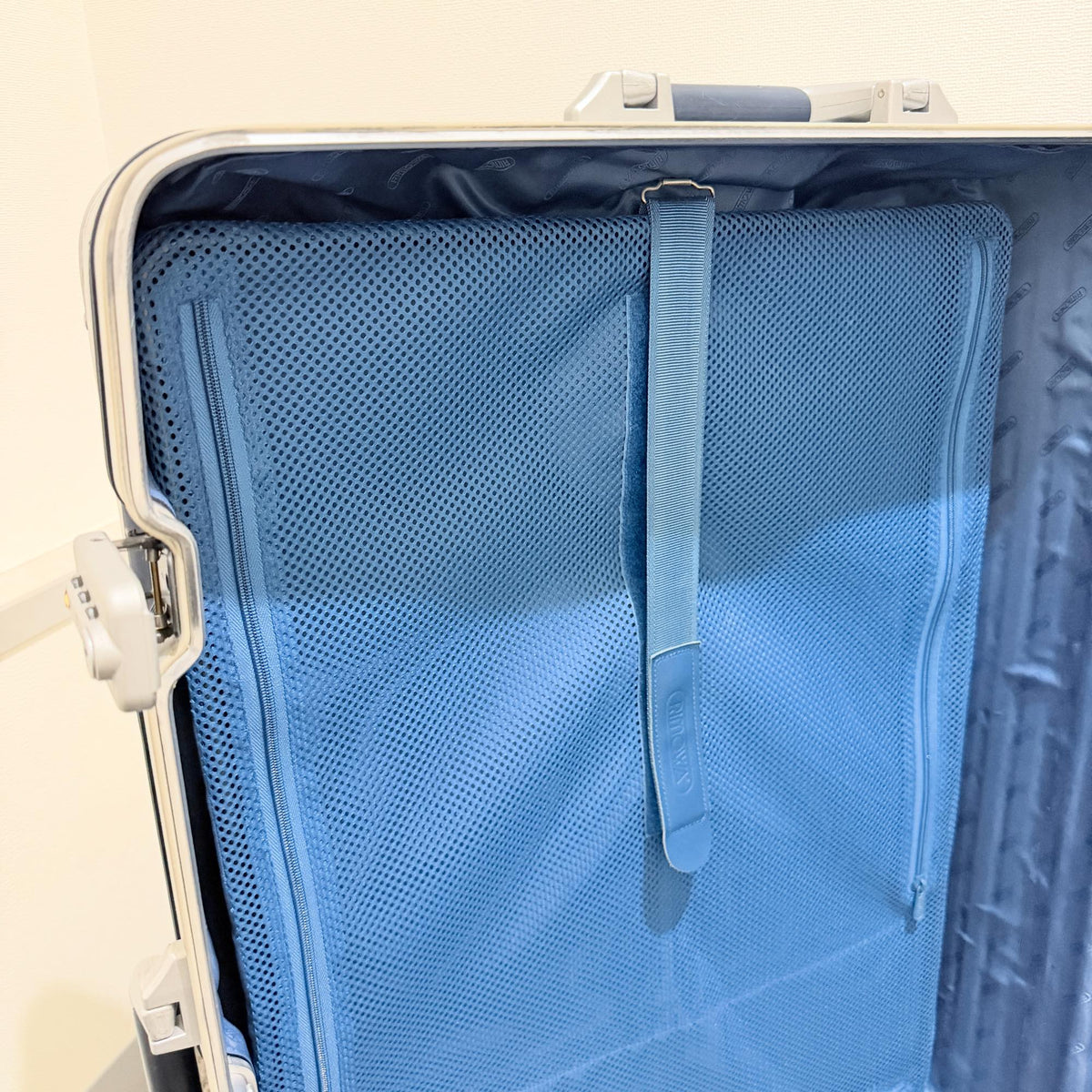 リモワ　シルバーインテグラル　中古商品　U923.77-4　104リットル　4輪