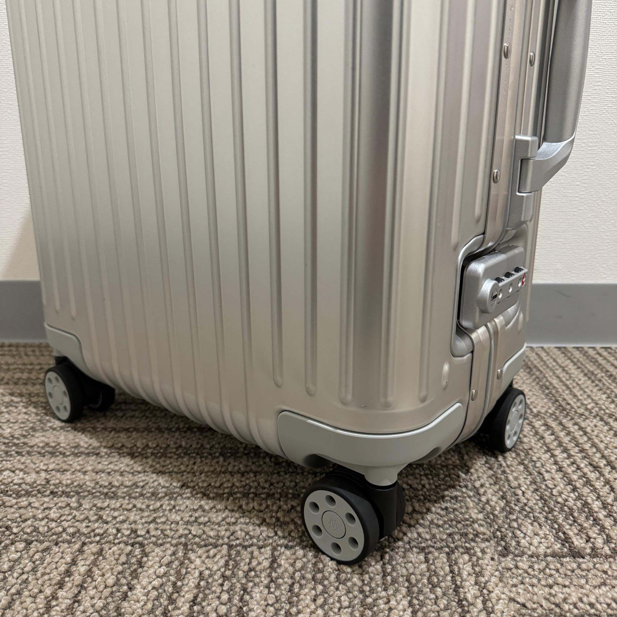 リモワ　オリジナル　925.53.00.4-4　キャビン　アウトレット品　35リットル　4輪