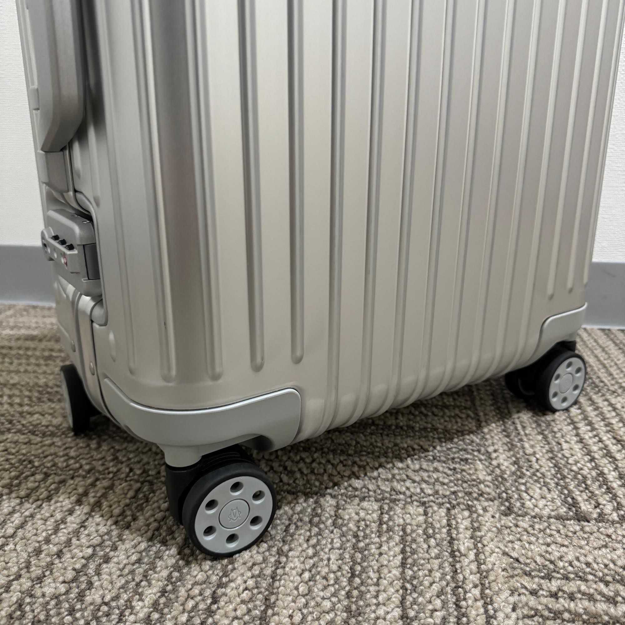 リモワ　オリジナル　925.53.00.4-4　キャビン　アウトレット品　35リットル　4輪