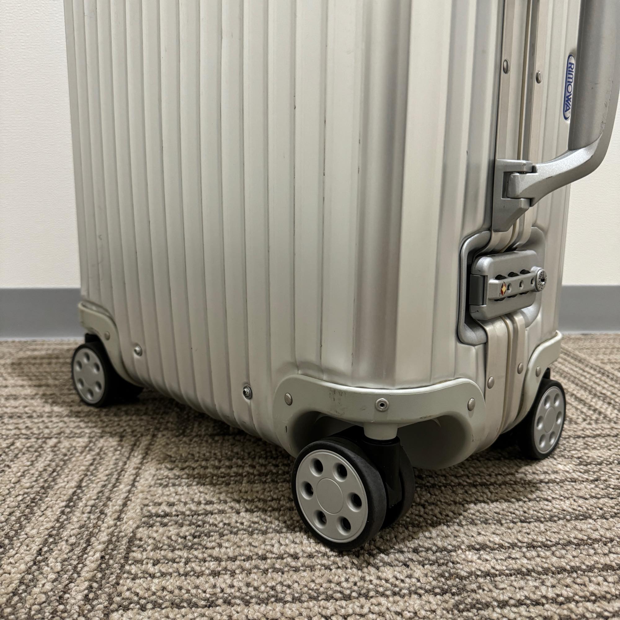 リモワ　トパーズ　932.56-4　中古美品　45リットル　4輪