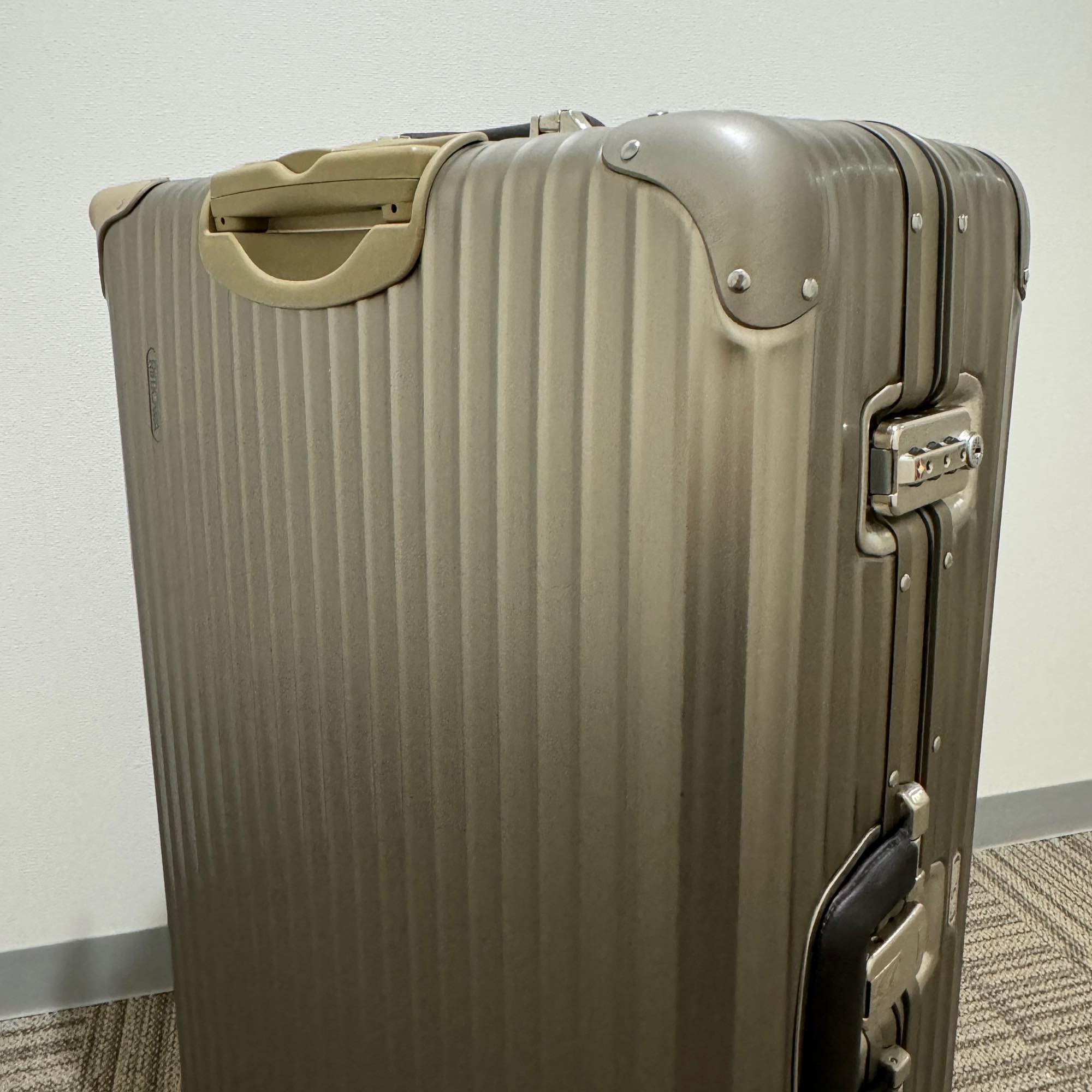 リモワ　トパーズ チタニウム　中古美品　945.77-4　98リットル 4輪