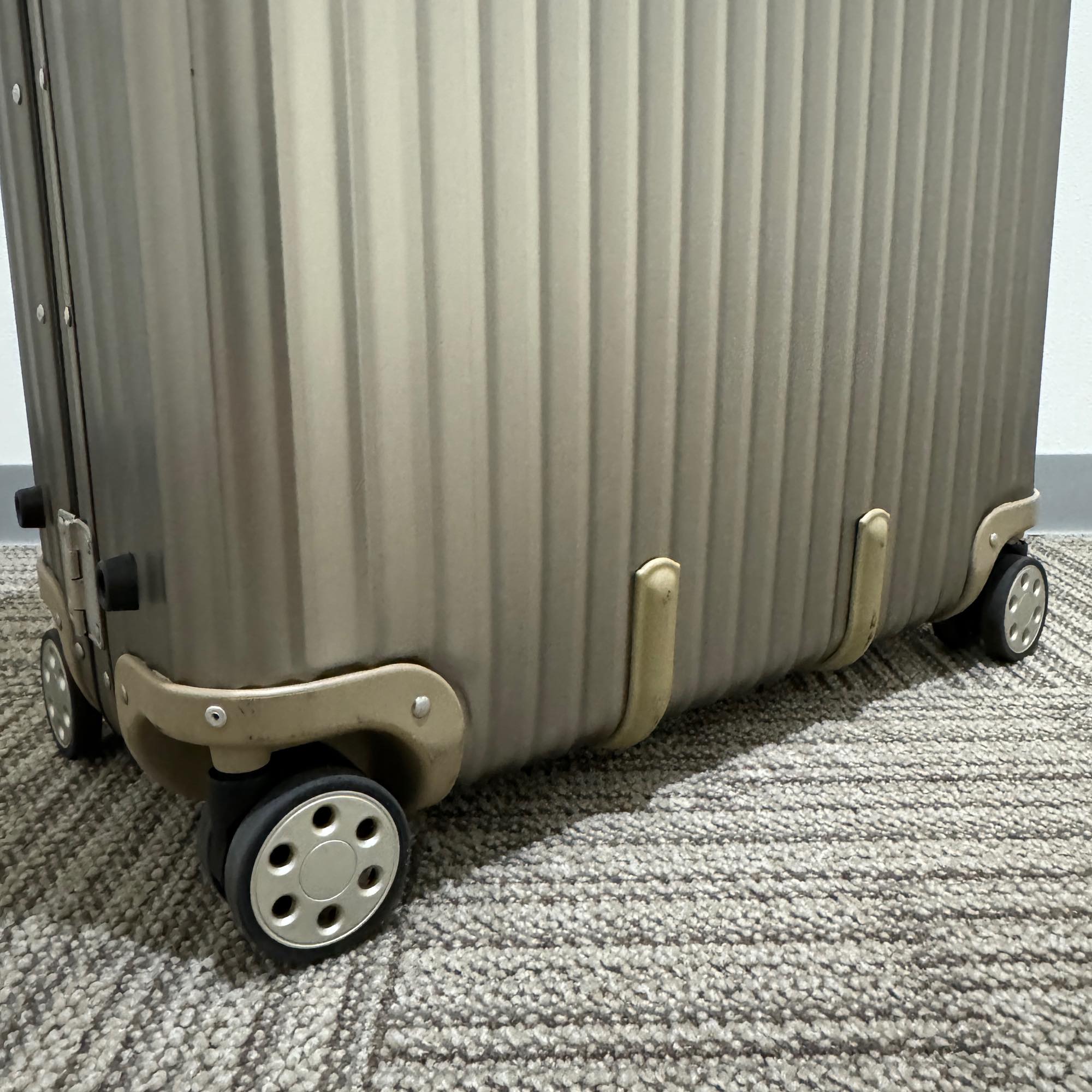 リモワ　トパーズ チタニウム　中古美品　945.77-4　98リットル 4輪