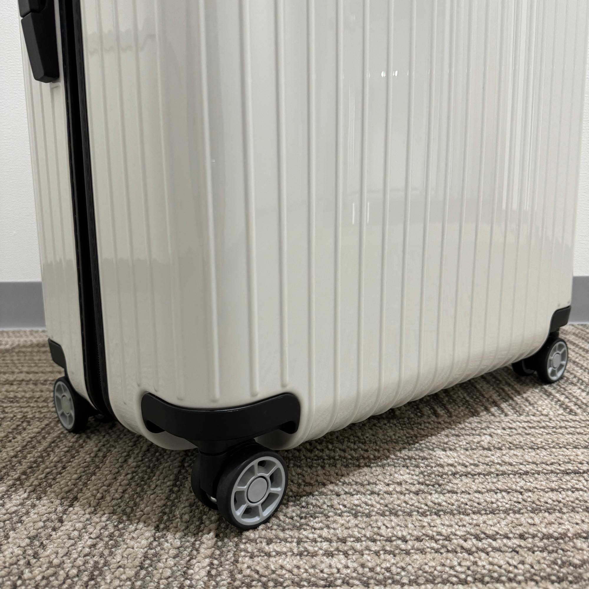 リモワ　サルサ エアー　アウトレット商品　820.73-5　91リットル　4輪