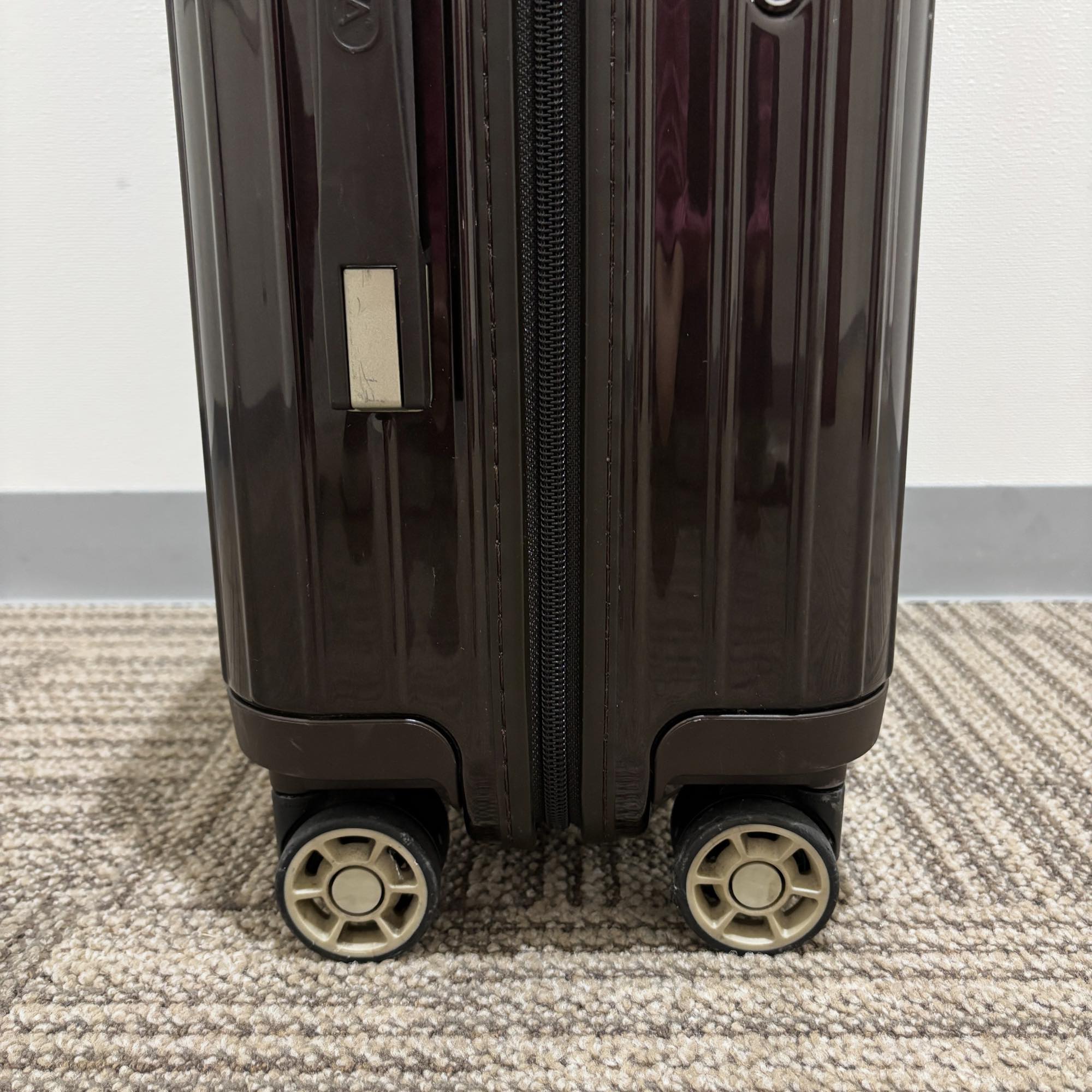 リモワ サルサ デラックス(エッセンシャル)　830.52-5　中古美品　35リットル　4輪