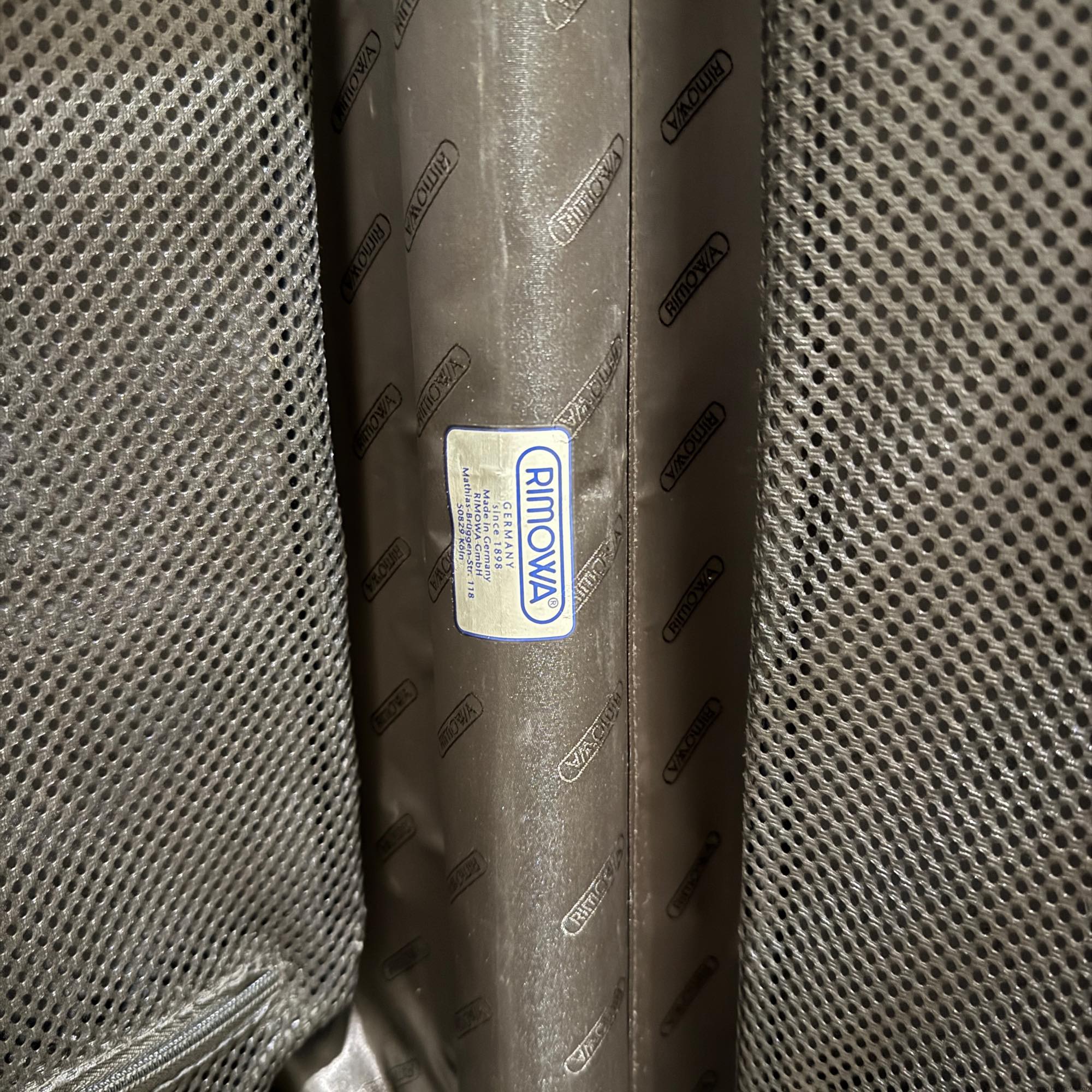 リモワ　トパーズチタニウム　920.52-5　中古美品　32リットル　2輪