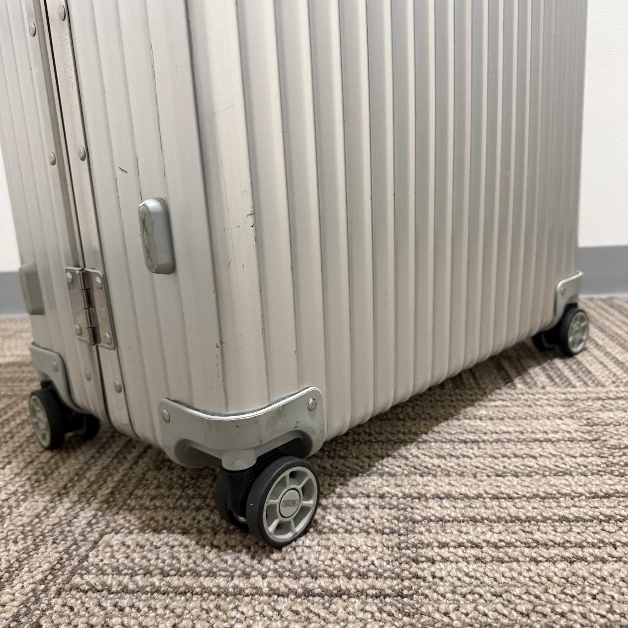 リモワ　ルフトハンザ　クラシックフライト　中古美品　84L　4輪