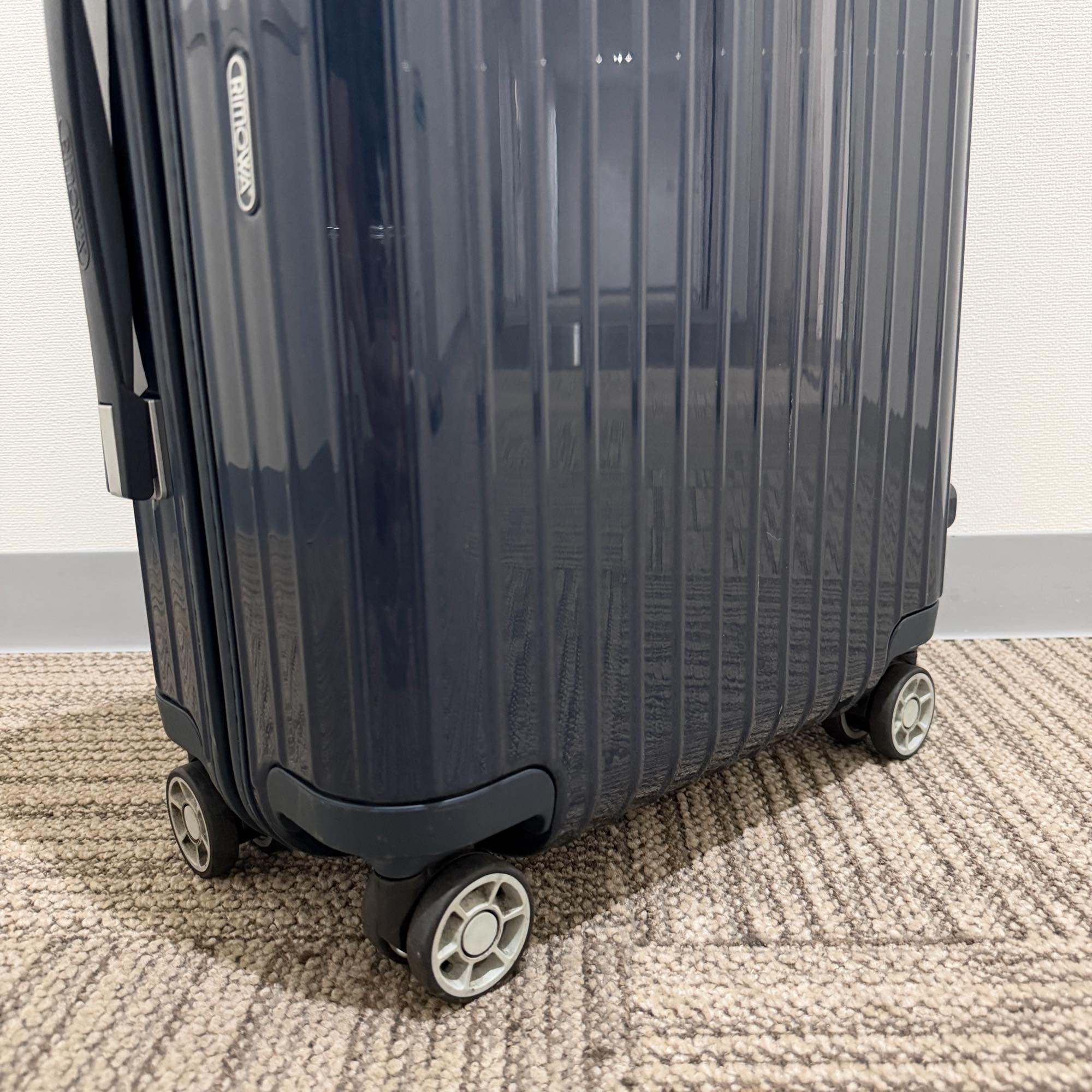 リモワ サルサ デラックス(エッセンシャル)　830.52-6　中古美品　35リットル　4輪