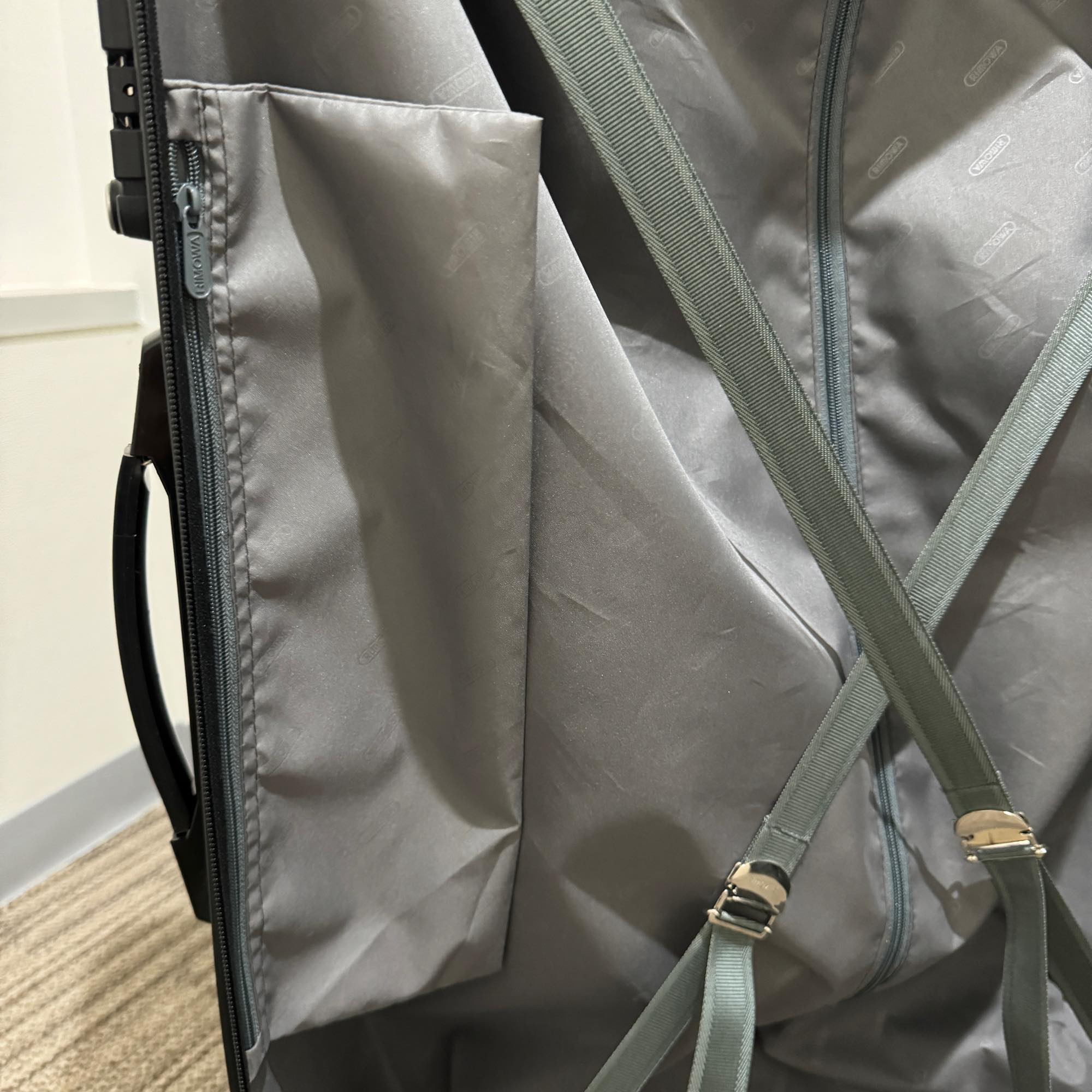 リモワ サルサ 871.77-6 107リットル 中古商品 4輪 – リモワ(RIMOWA