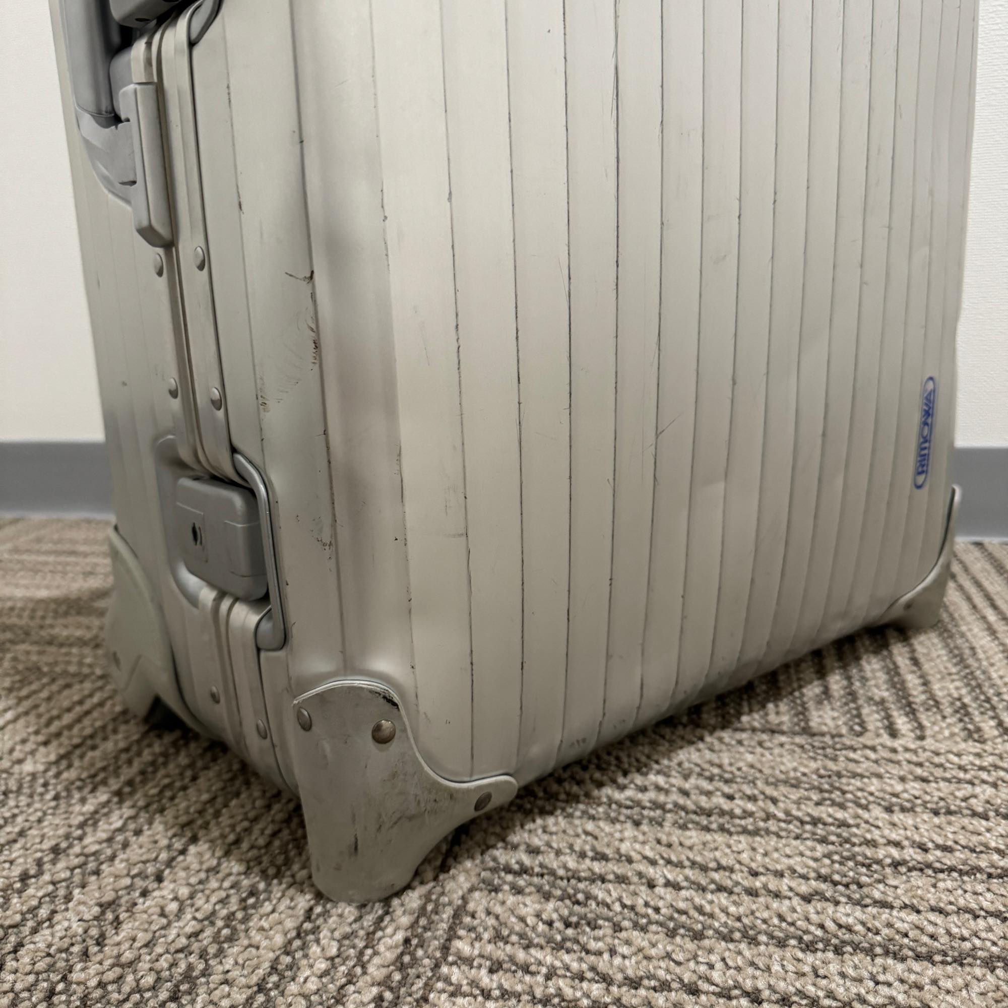 リモワ　トパーズ　中古商品　U930.63-6　63リットル　2輪