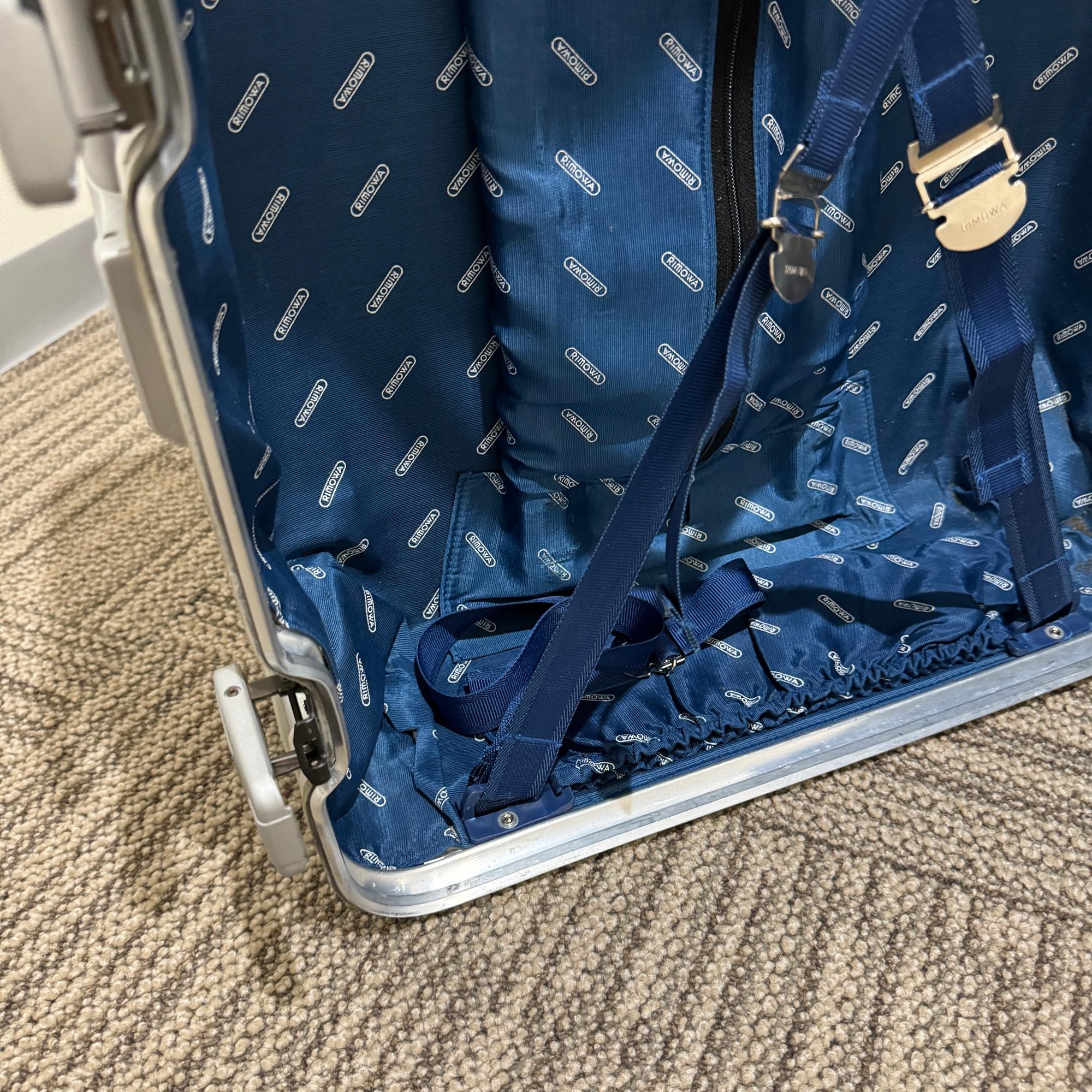 リモワ　トパーズ　中古商品　U930.63-6　63リットル　2輪