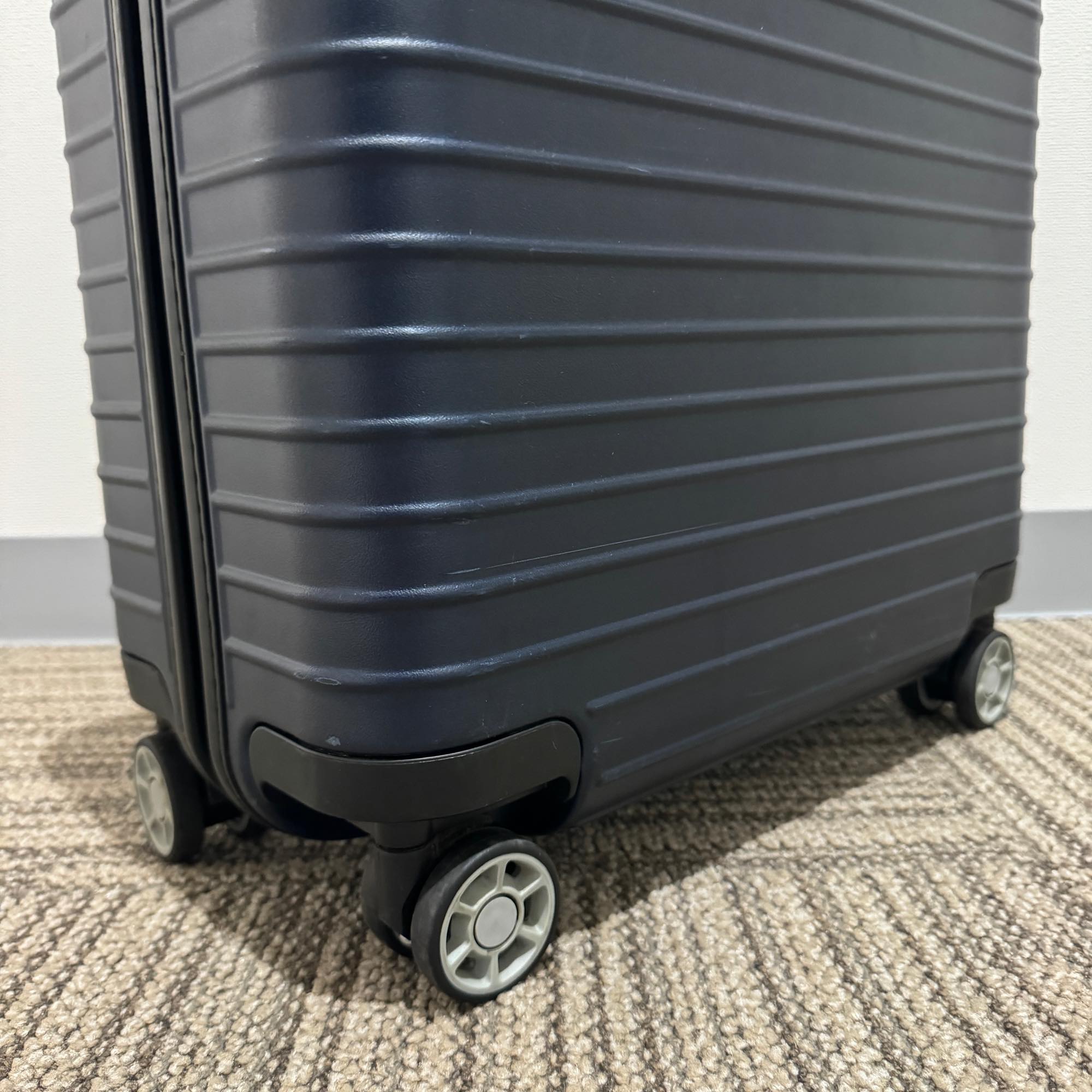 リモワ　サルサ　810.40-7　27リットル　中古美品　4輪