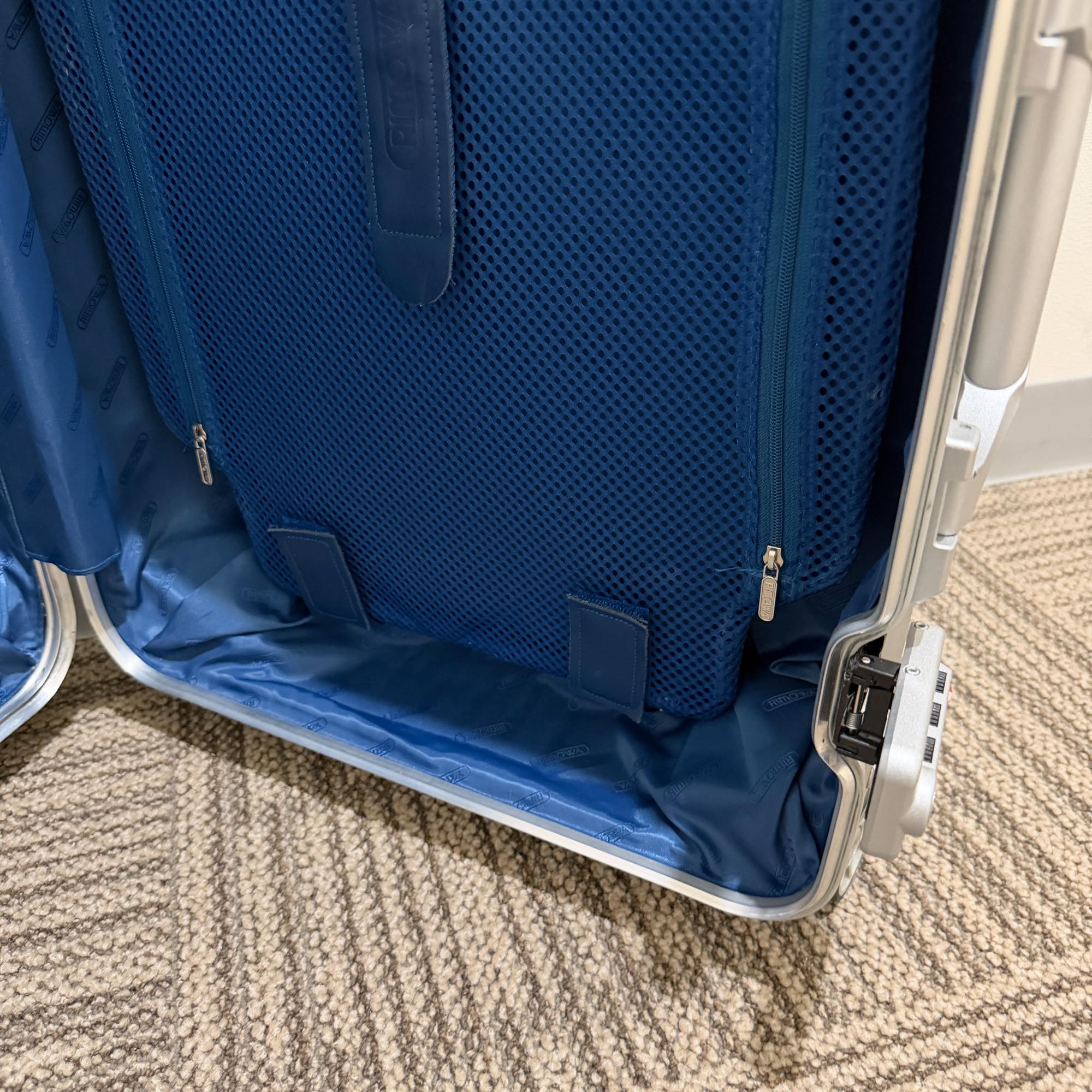 リモワ トパーズ 923.52-7 中古美品 32リットル 4輪 – リモワ(RIMOWA