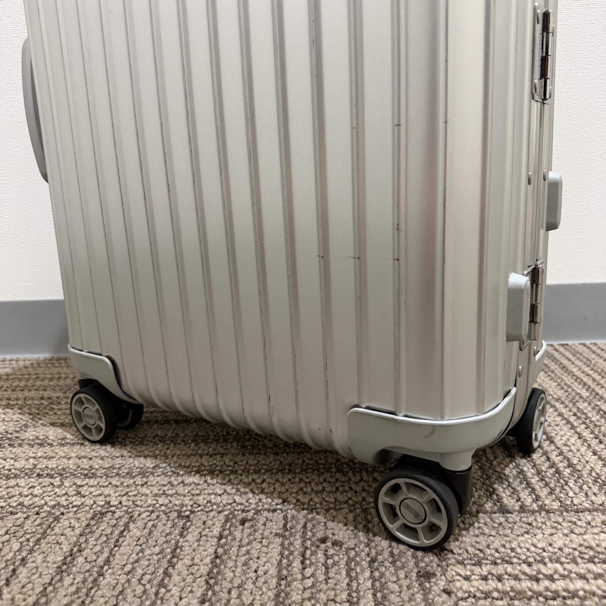リモワ トパーズ 923.52-7 中古美品 32リットル 4輪 – リモワ(RIMOWA