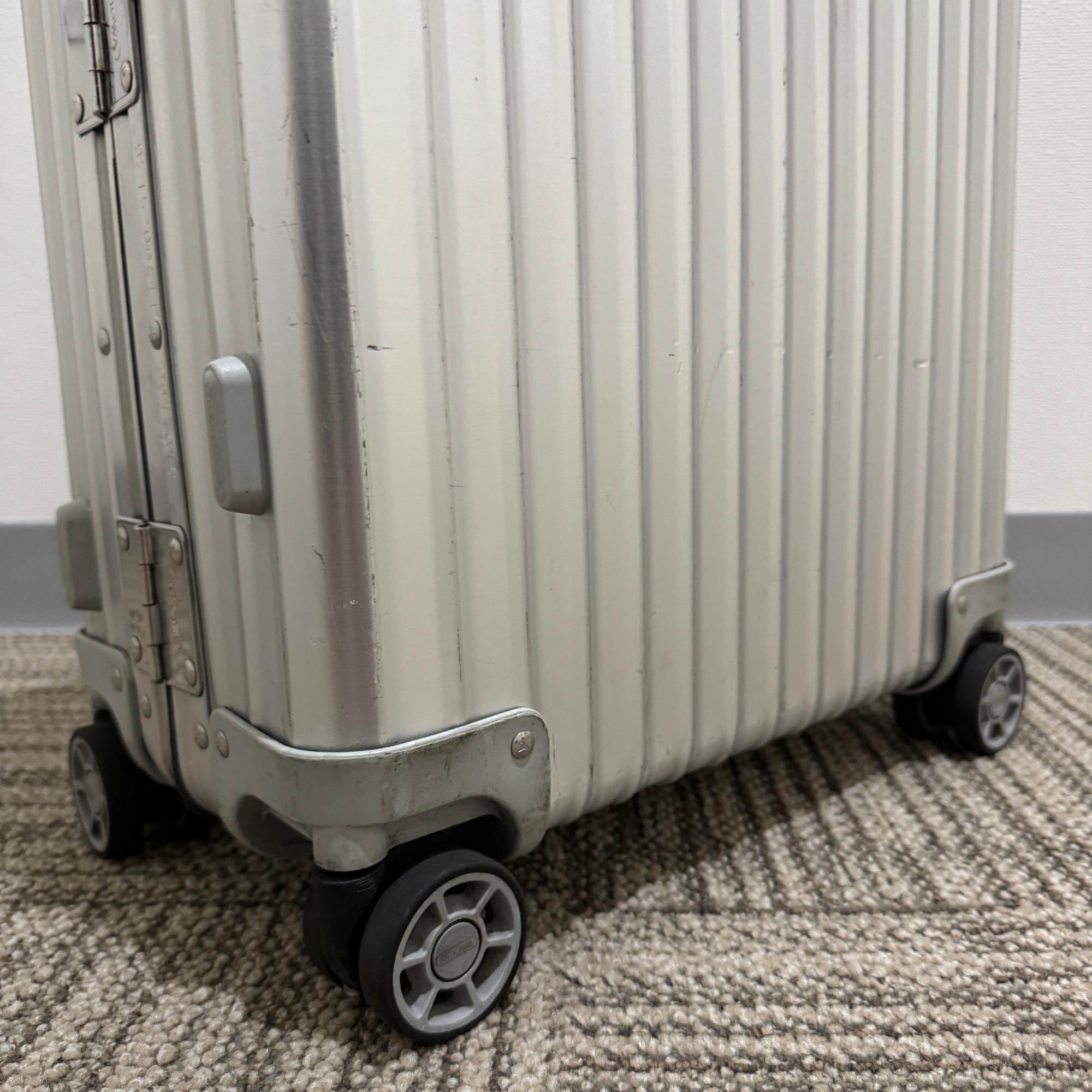 リモワ　クラシックフライト　中古商品　971.52-7　33リットル　4輪