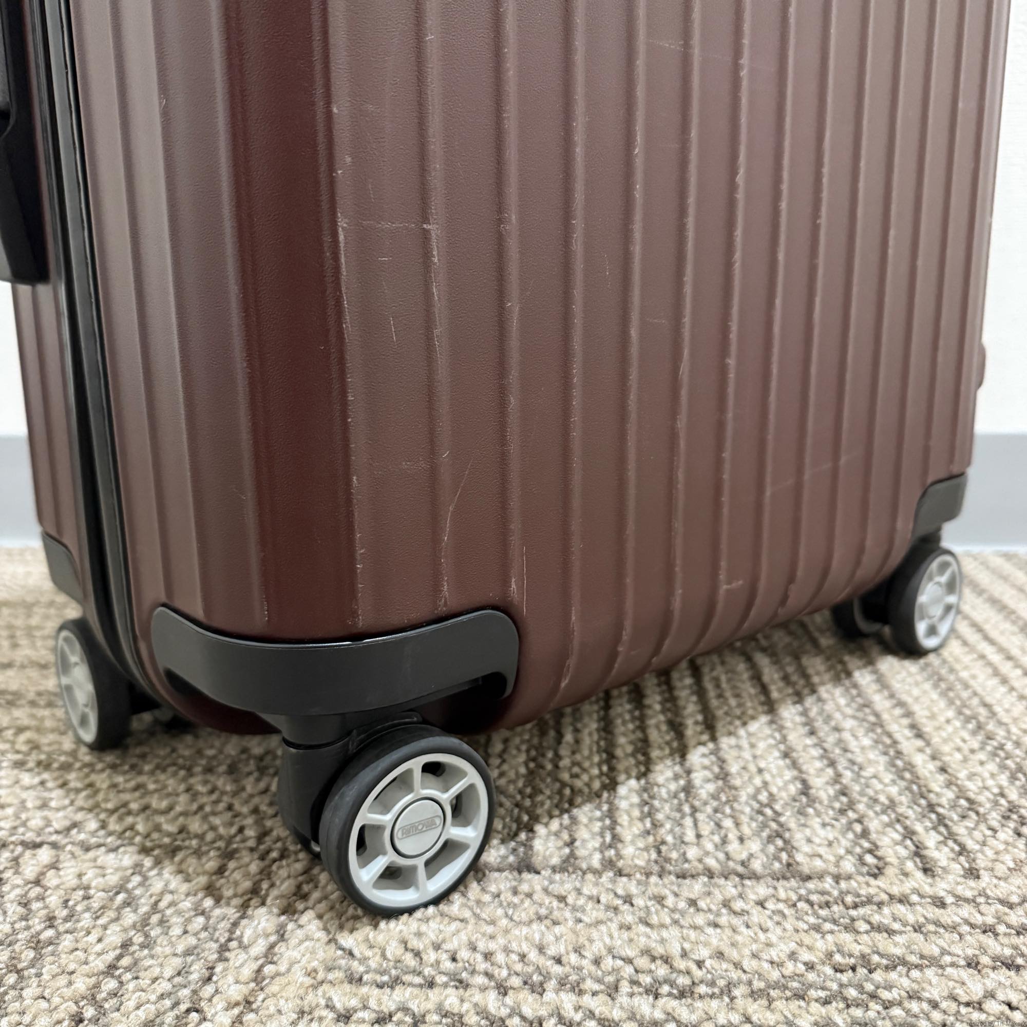 k*e様 中古　リモワ サルサ 32L 4輪　機内持ち込み リモワ サルサ 810.52-8 中古美品 カルモナレッド 32リットル 4輪