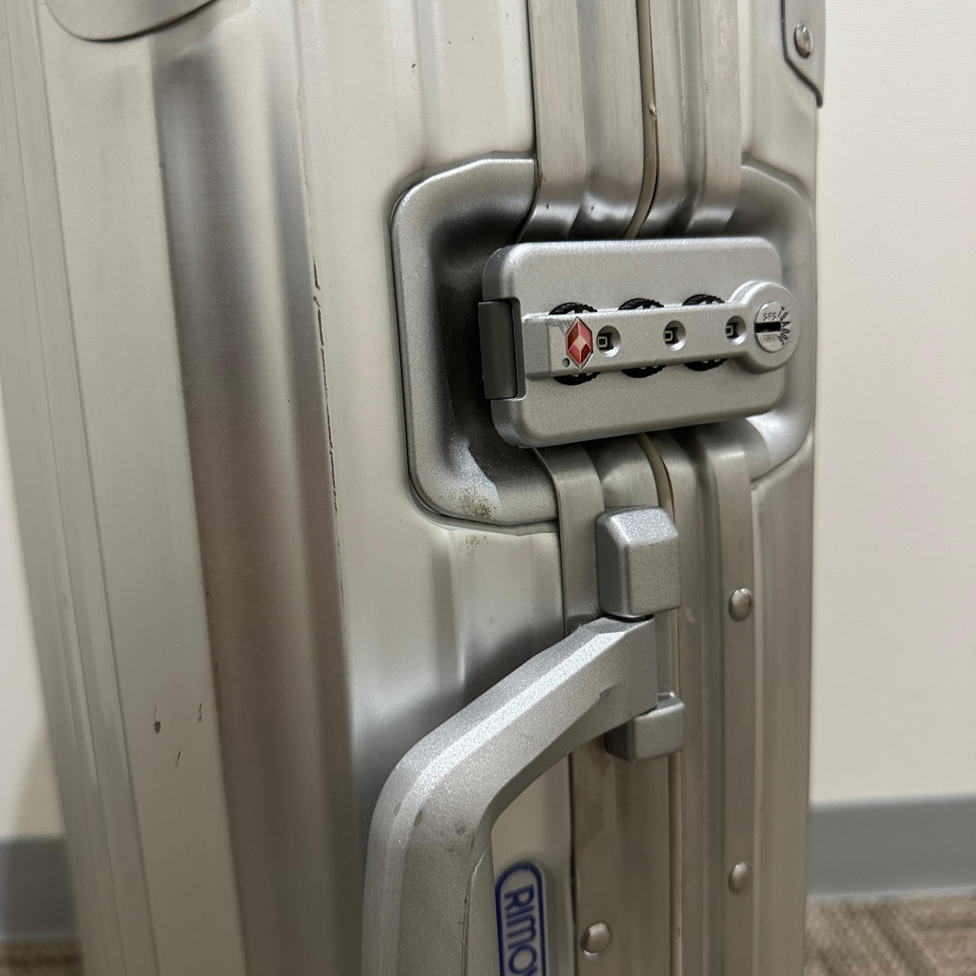 リモワ トパーズ 929.52-8 中古商品 32リットル 2輪 – リモワ(RIMOWA
