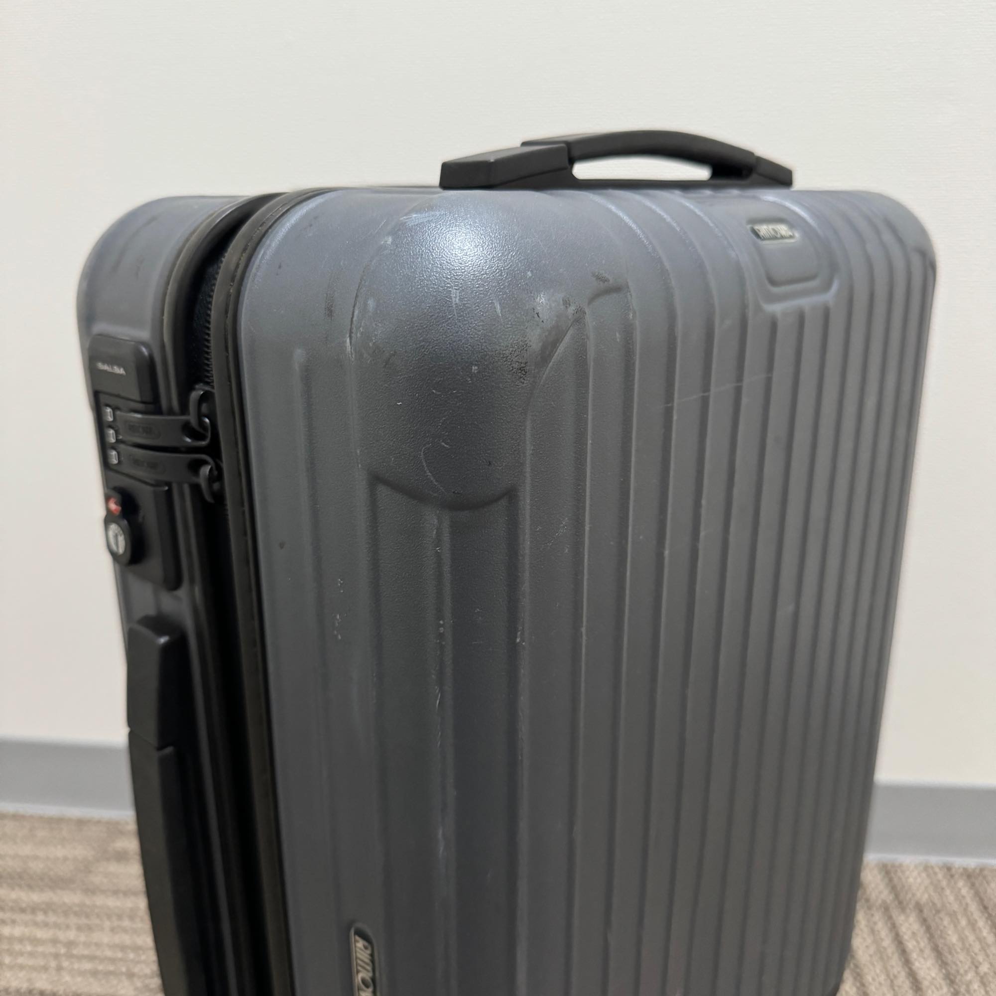 リモワ サルサ 810.52.35.4-1 中古商品 35リットル 4輪 – リモワ