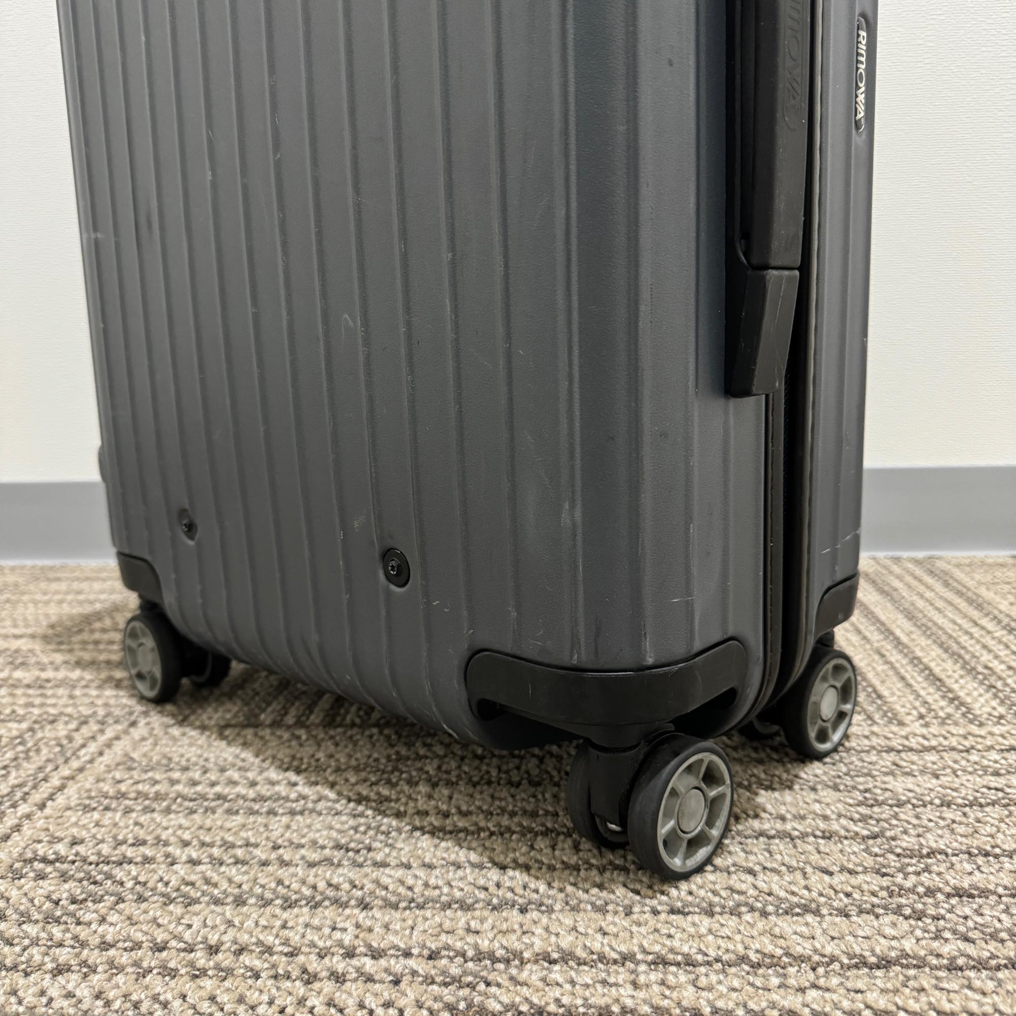 リモワ サルサ 810.52.35.4-1 中古商品 35リットル 4輪 – リモワ