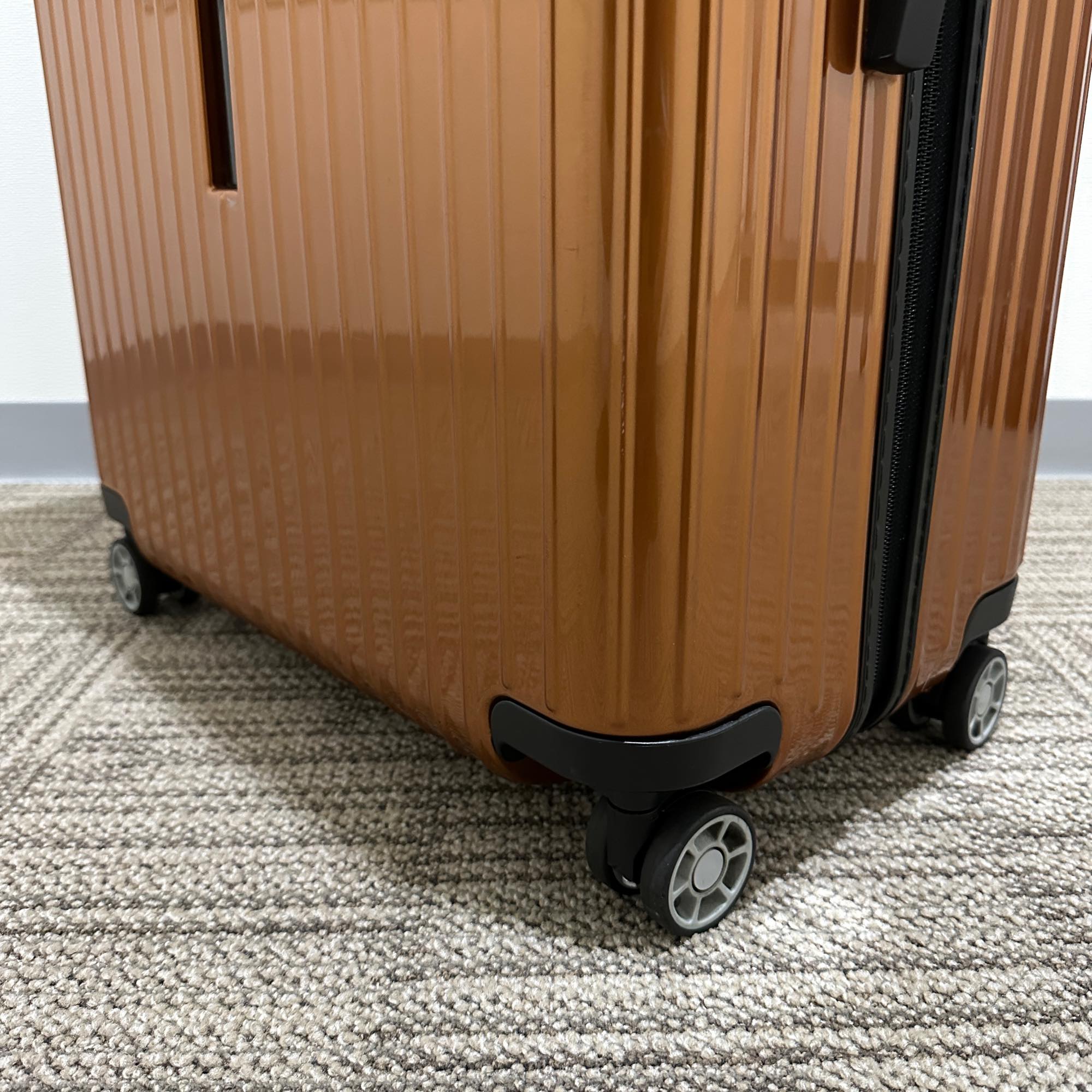 リモワ　サルサエアー　823.73　80リットル　中古美品　4輪