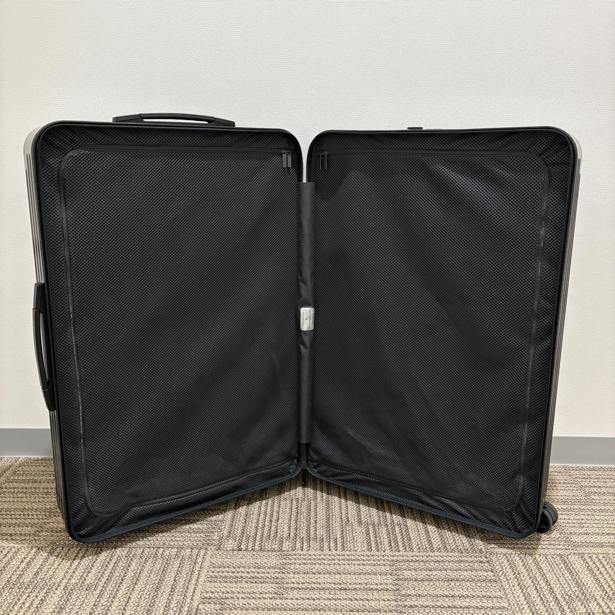 リモワ　エッセンシャル ライト　823.73.62.4　チェックインL　中古美品　ブラック