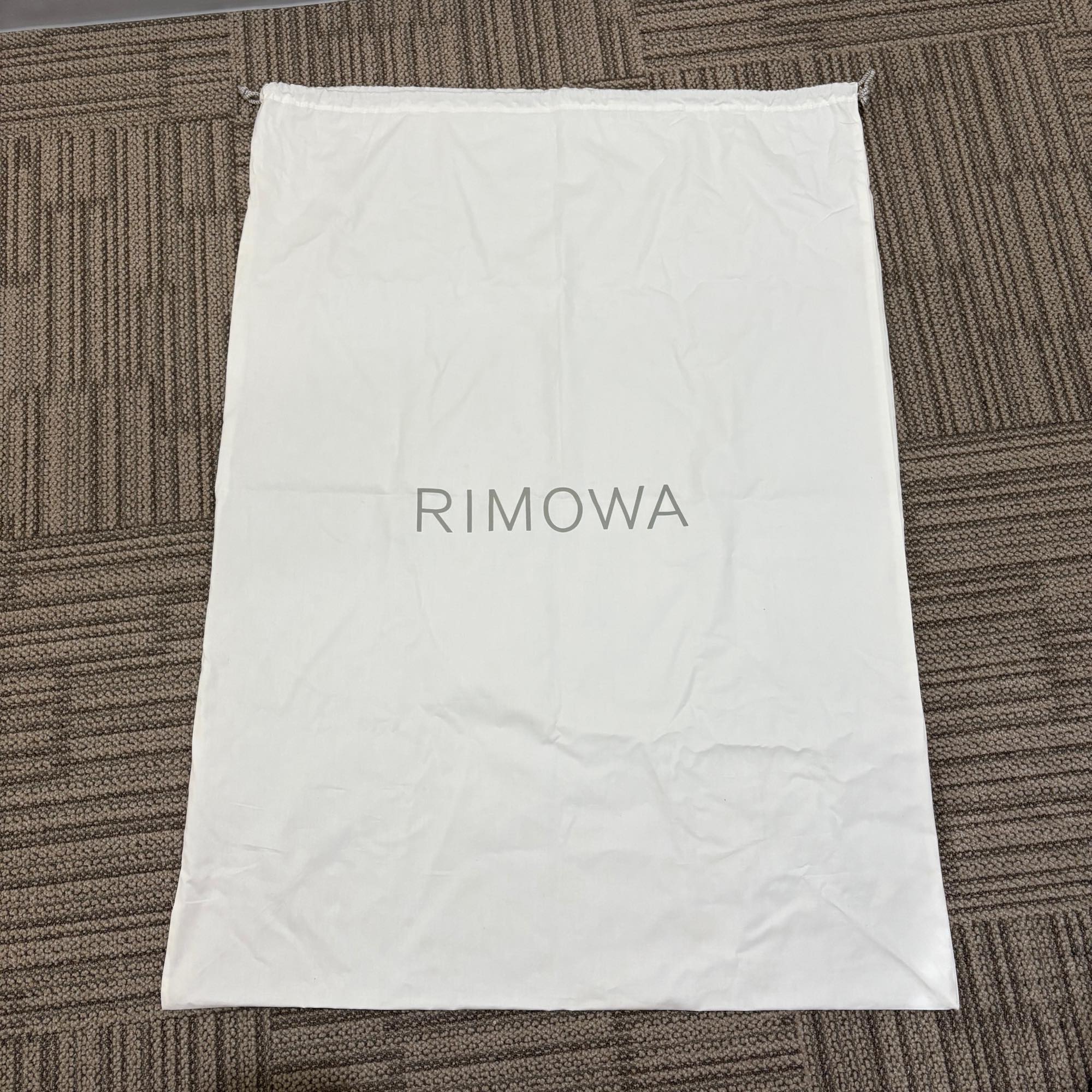 リモワ　エッセンシャル ライト　823.73.62.4　チェックインL　中古美品　ブラック
