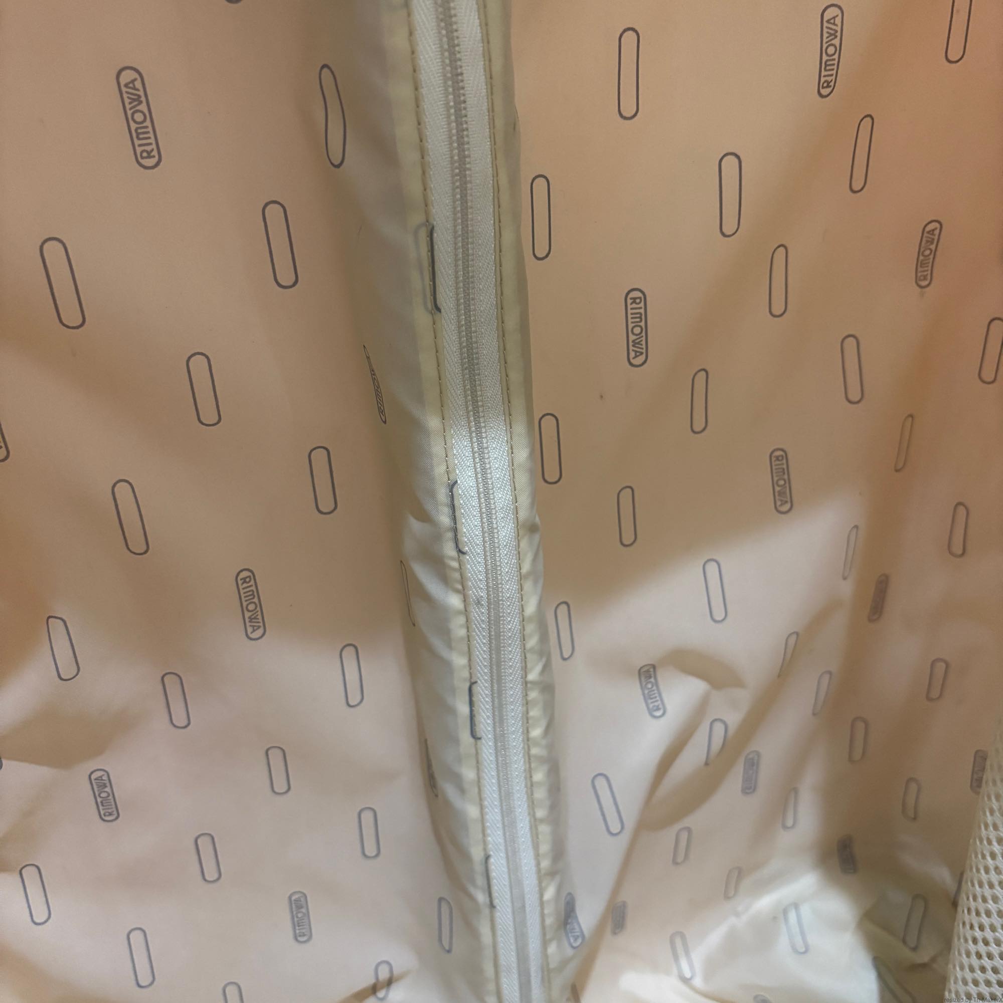 リモワ　アメリカ限定サルサエアー(エッセンシャルライト)　U828.52 　中古美品　32リットル　4輪