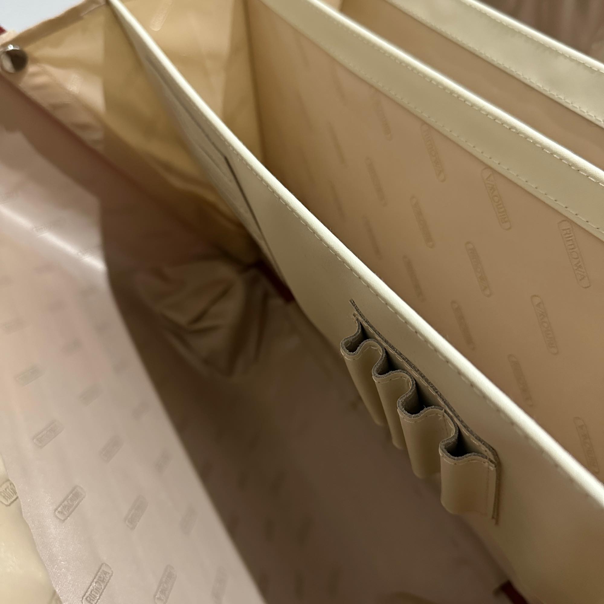 リモワ　サルサデラックス　830.40 　中古美品　25リットル　2輪