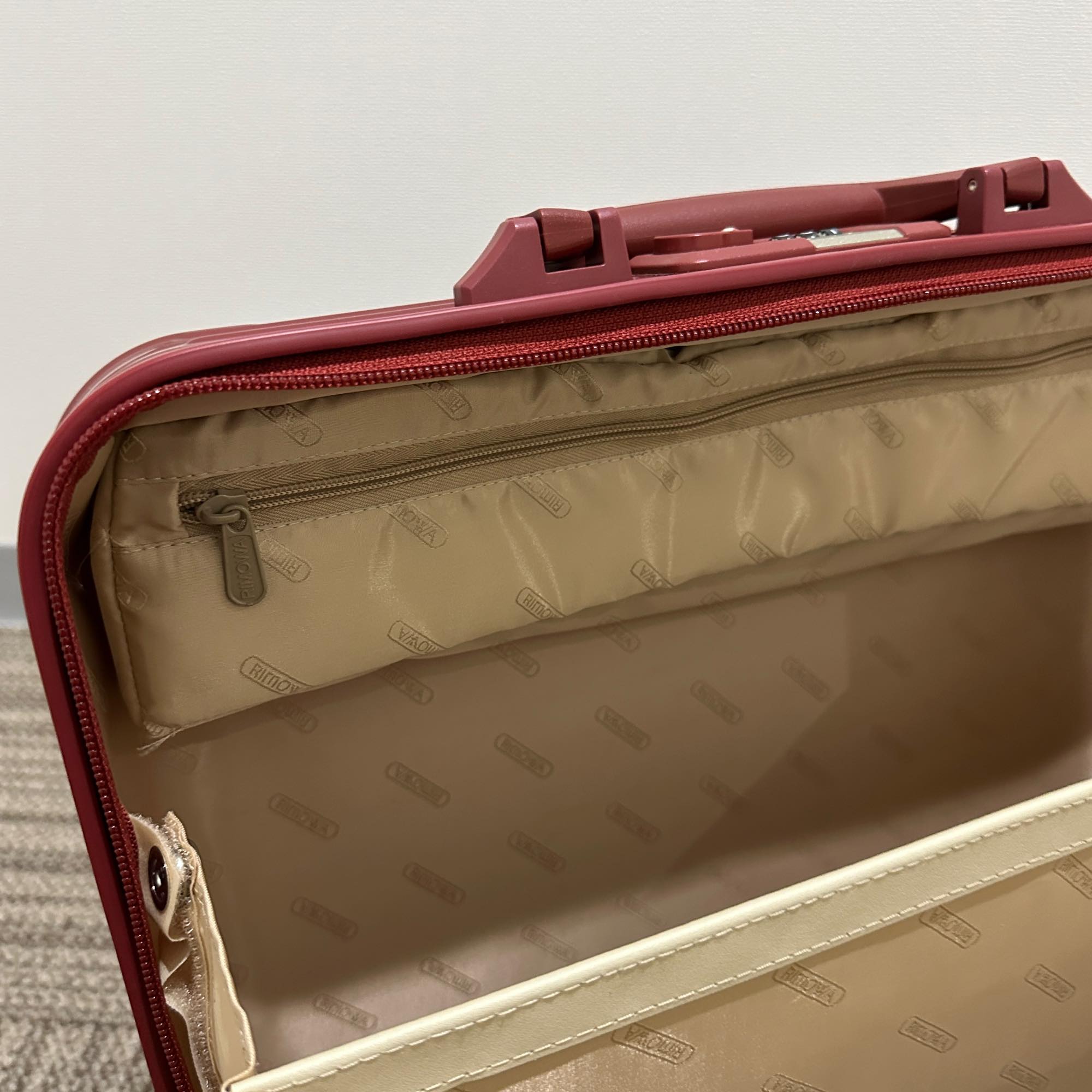 リモワ　サルサデラックス　830.40 　中古美品　25リットル　2輪