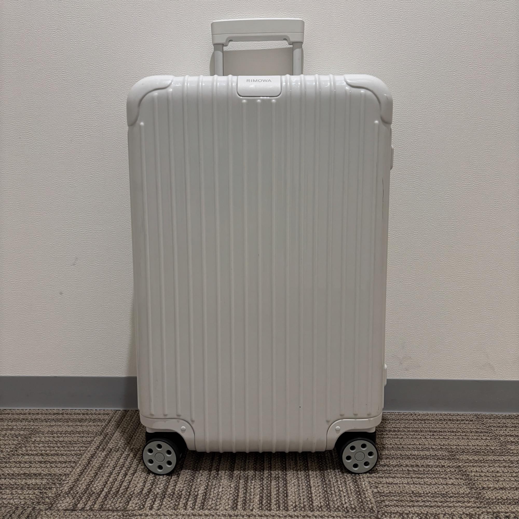リモワ　エッセンシャル　832.63.66.4　チェックインM　60L　中古美品　ホワイトグロス