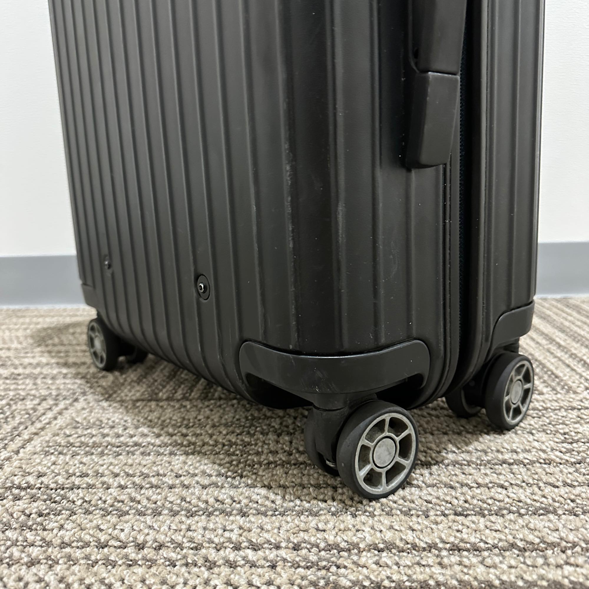 リモワ サルサ 834.52 中古商品 35リットル 4輪 – リモワ(RIMOWA)専門