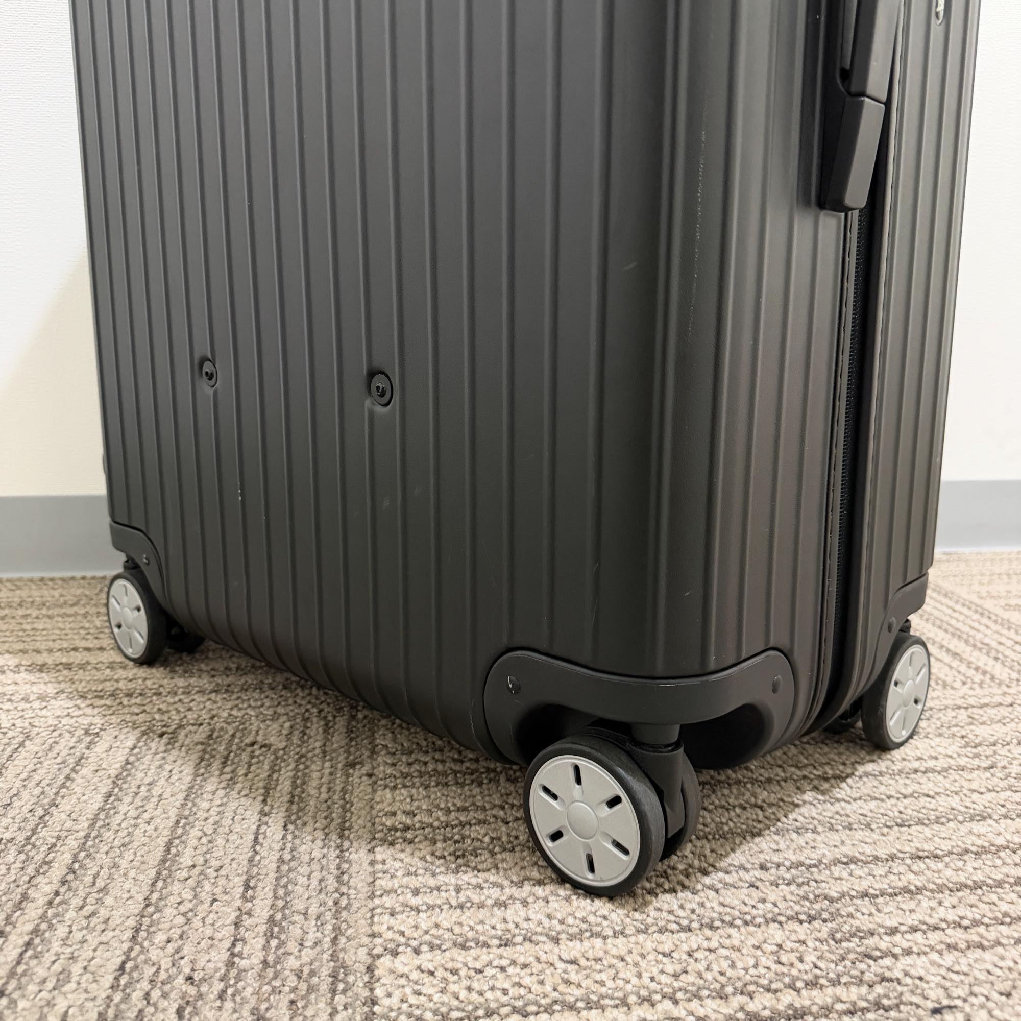 リモワ　サルサ　834.73.11.3　中古美品　98リットル　4輪