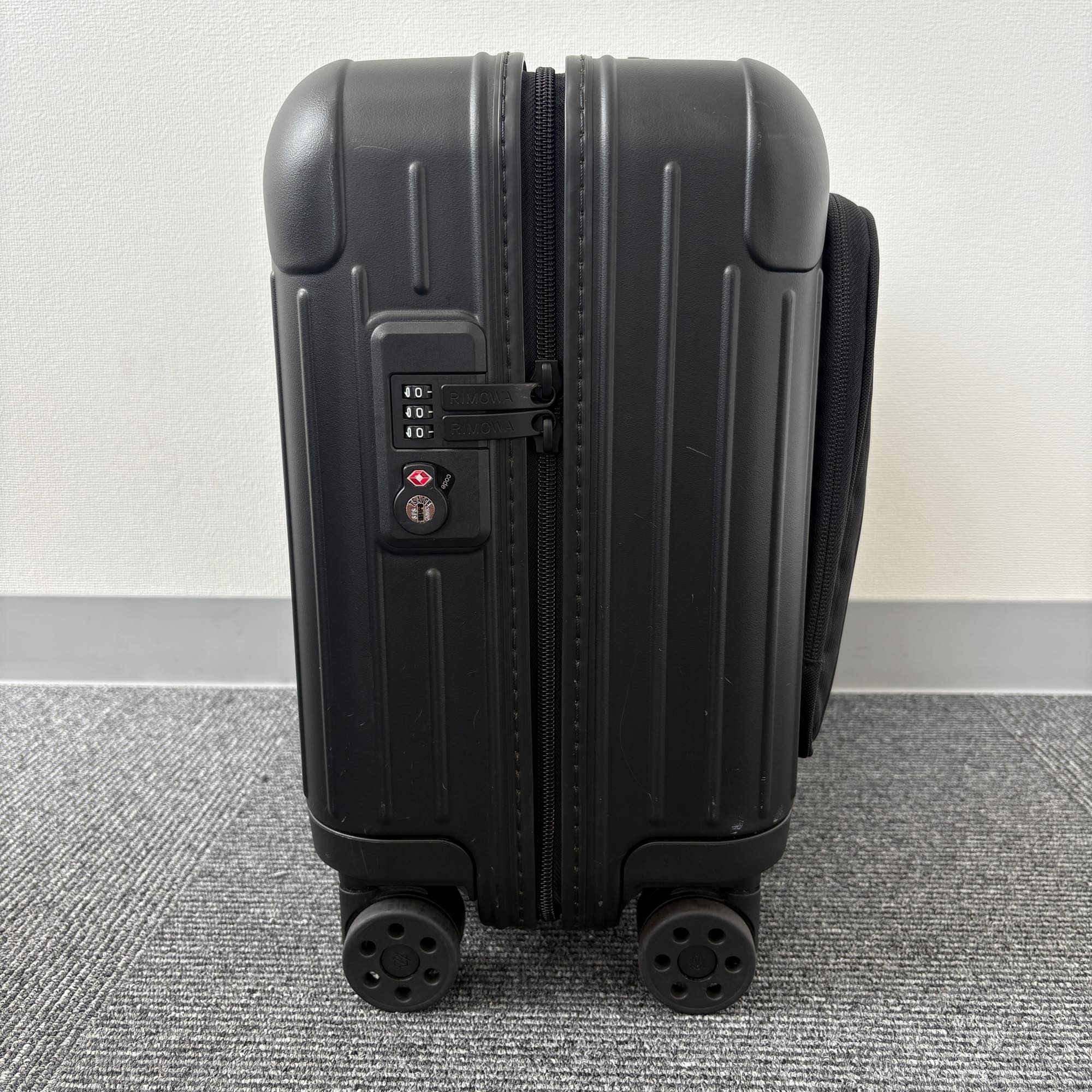 リモワ エッセンシャルスリーブ 842.40.63.4 コンパクト 31L 中古美品