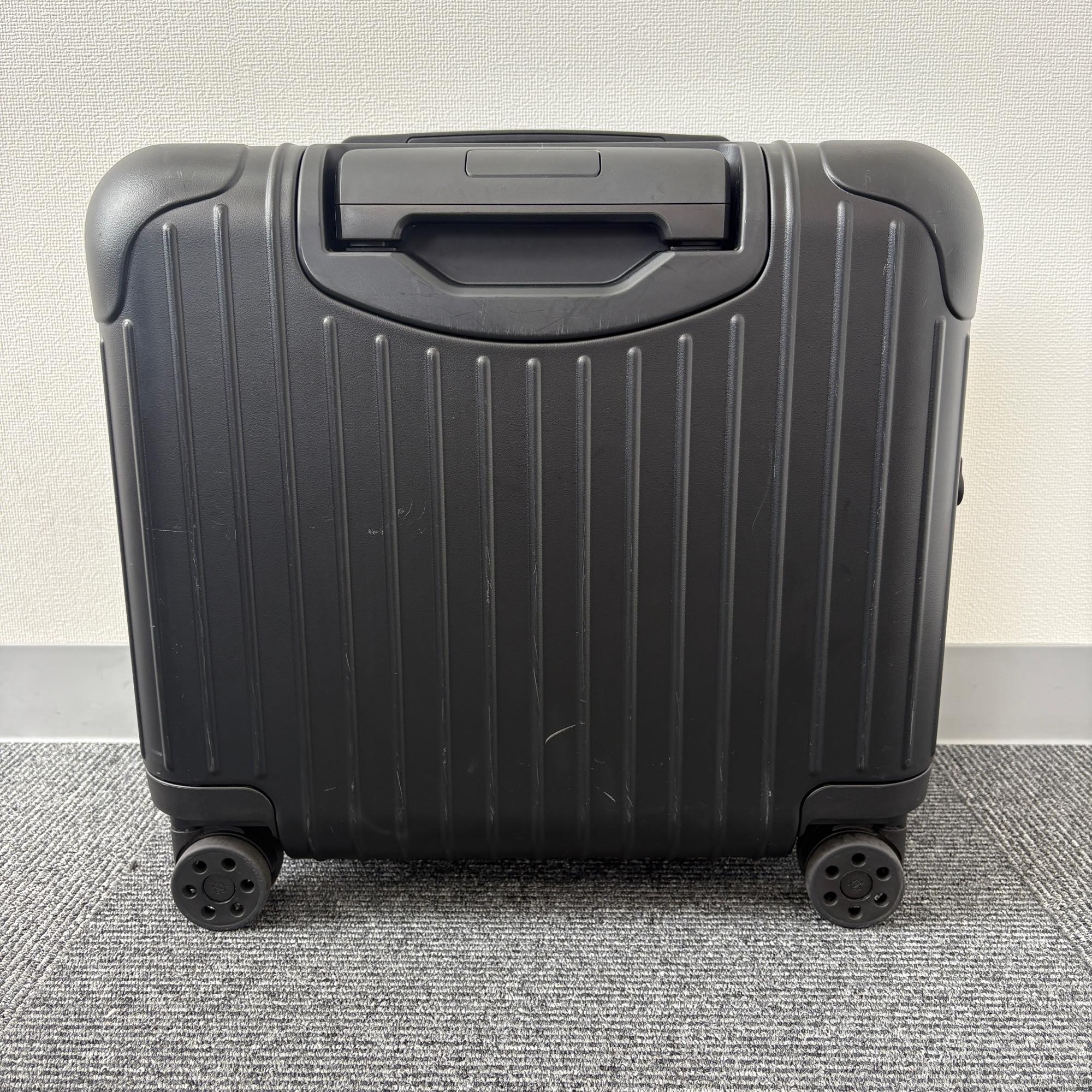 リモワ エッセンシャルスリーブ 842.40.63.4 コンパクト 31L 中古美品