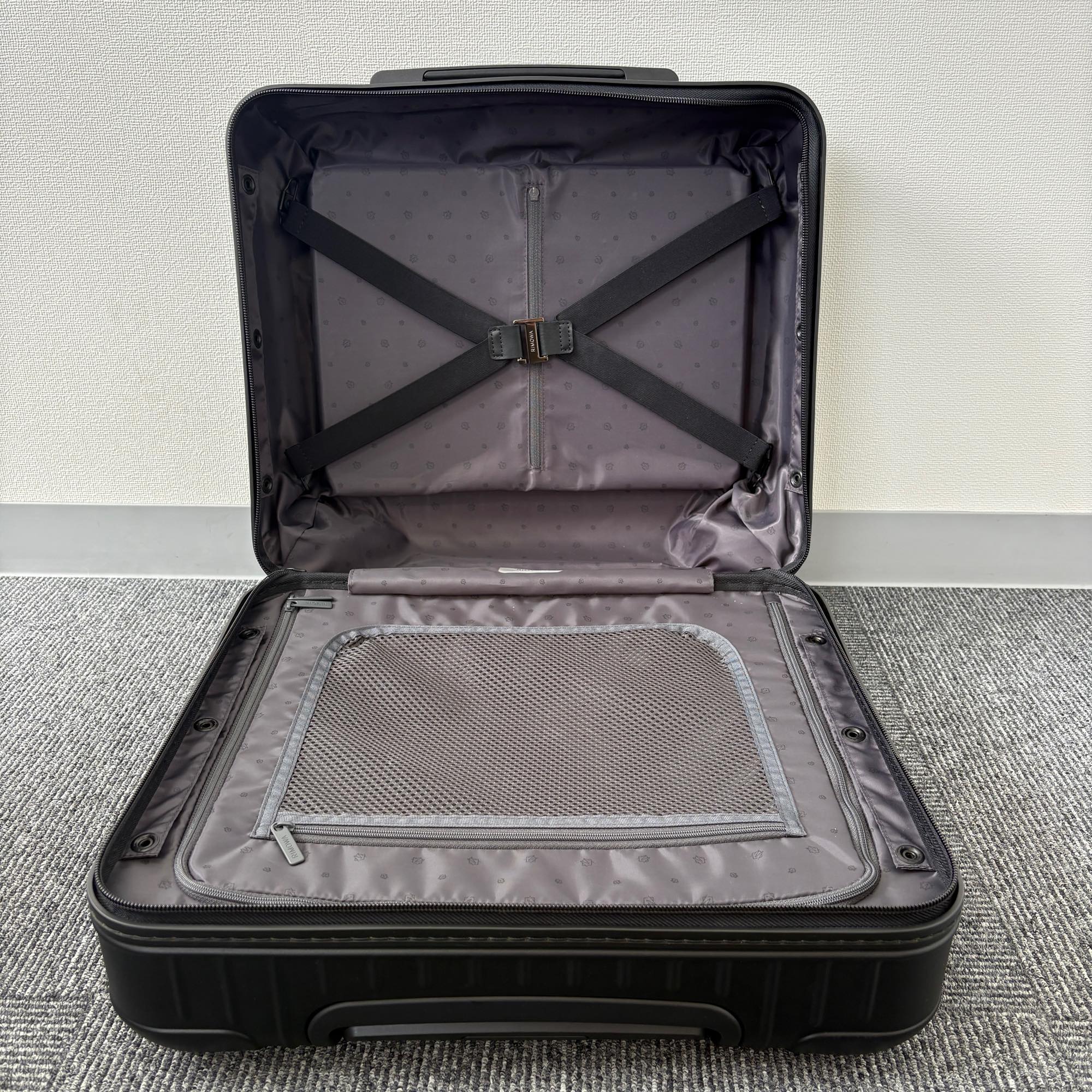 リモワ　エッセンシャルスリーブ　842.40.63.4　コンパクト　31L　中古美品　マットブラック
