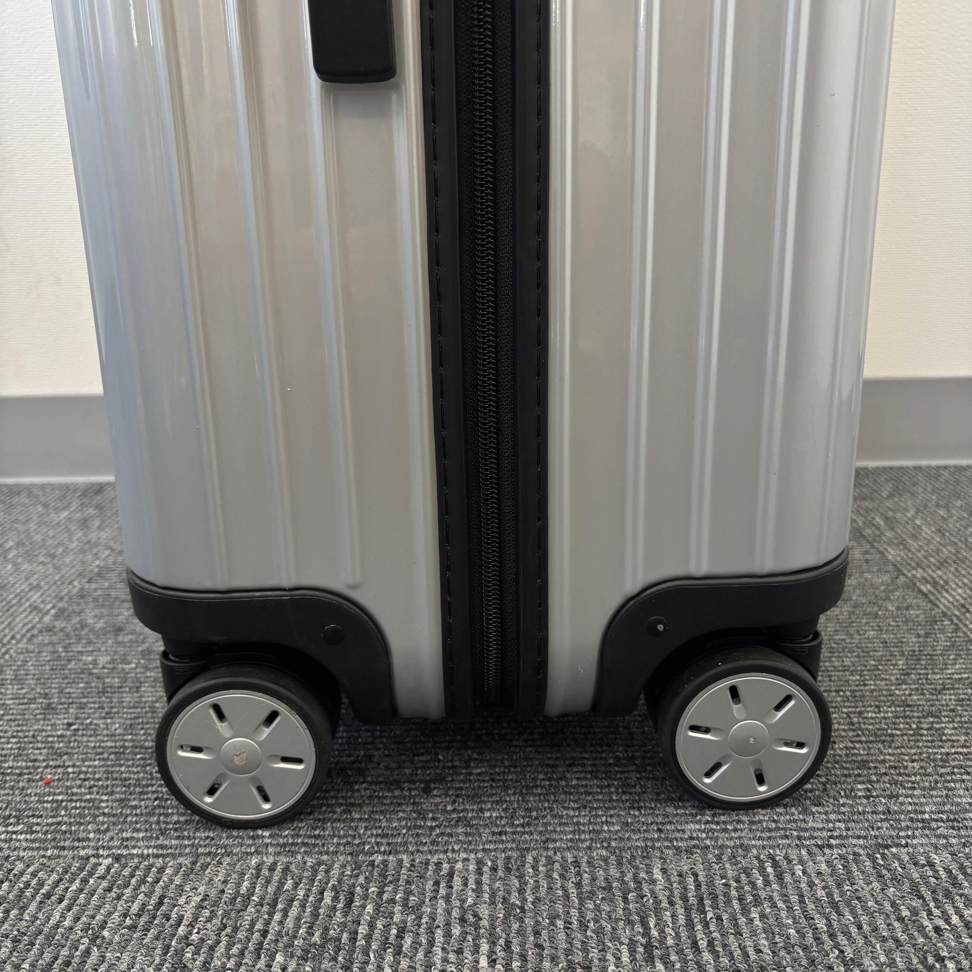 リモワ　サルサ(エッセンシャル)　U844.70　中古美品　86リットル　4輪