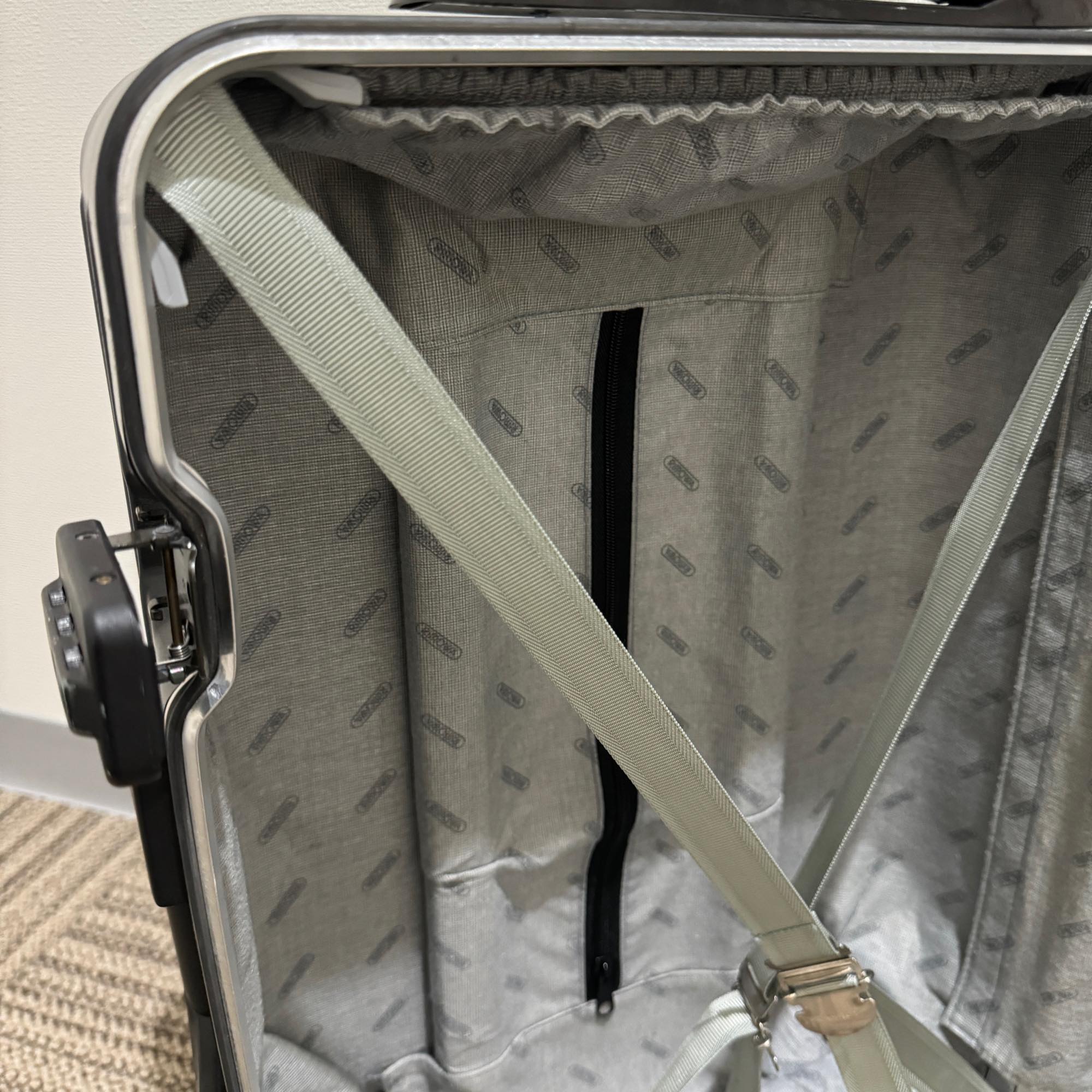 リモワ サンバ 中古商品 858.52 35リットル 2輪 – リモワ(RIMOWA)専門