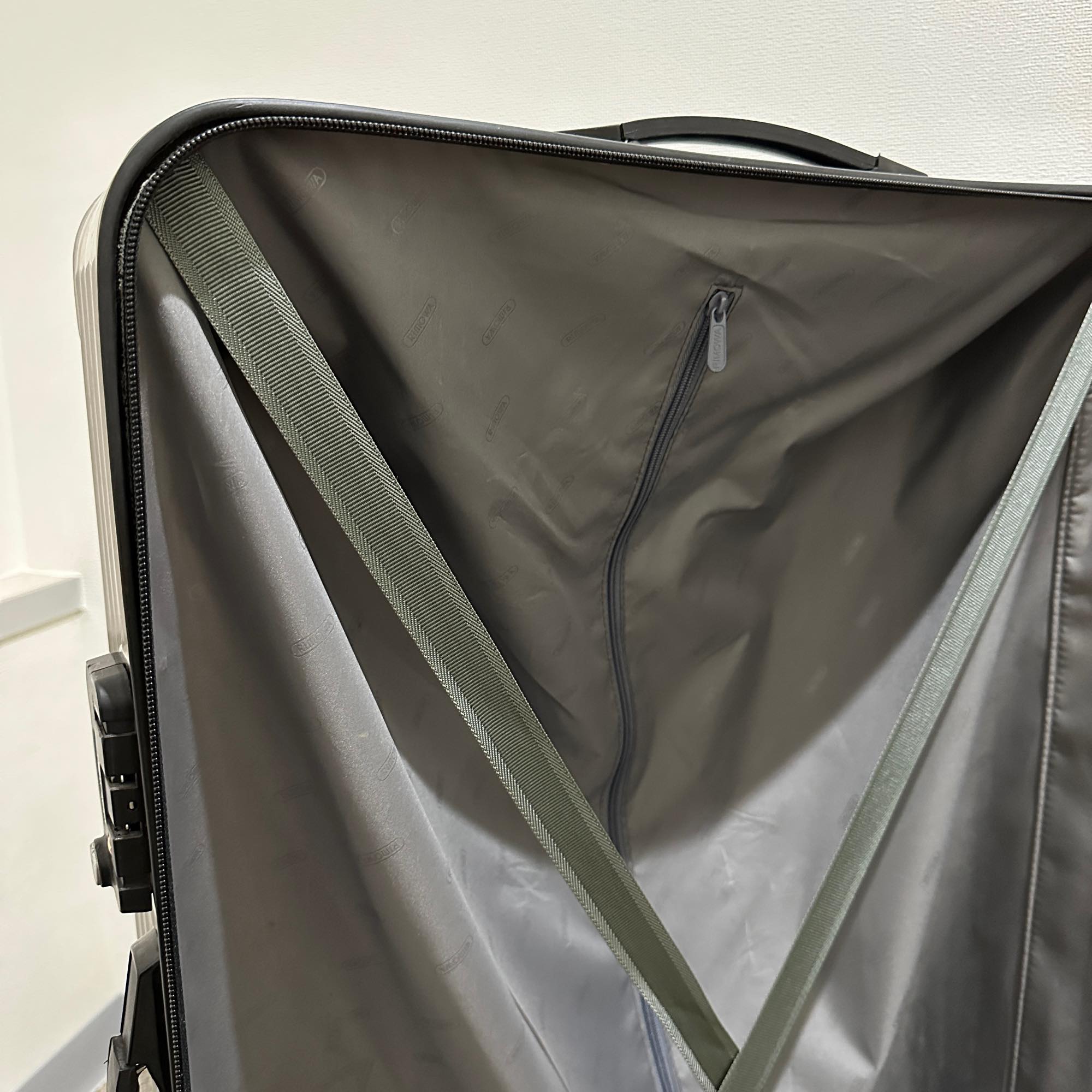 リモワ　サンバ　859.77　107リットル　中古商品　2輪