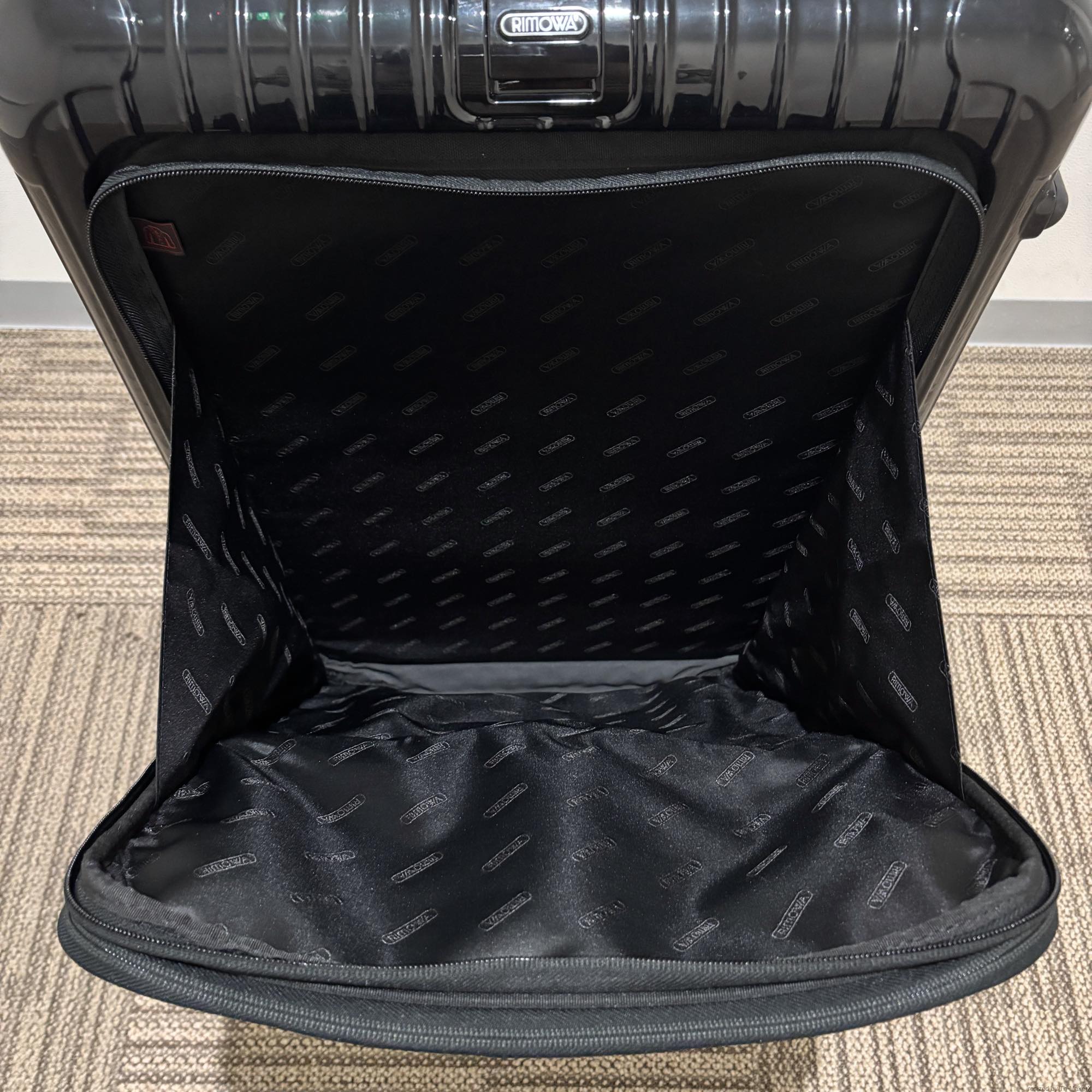 リモワ　エッセンシャルスリーブ (サルサデラックス ハイブリッド)　U860.70　89リットル　ブラック　アウトレット品　4輪