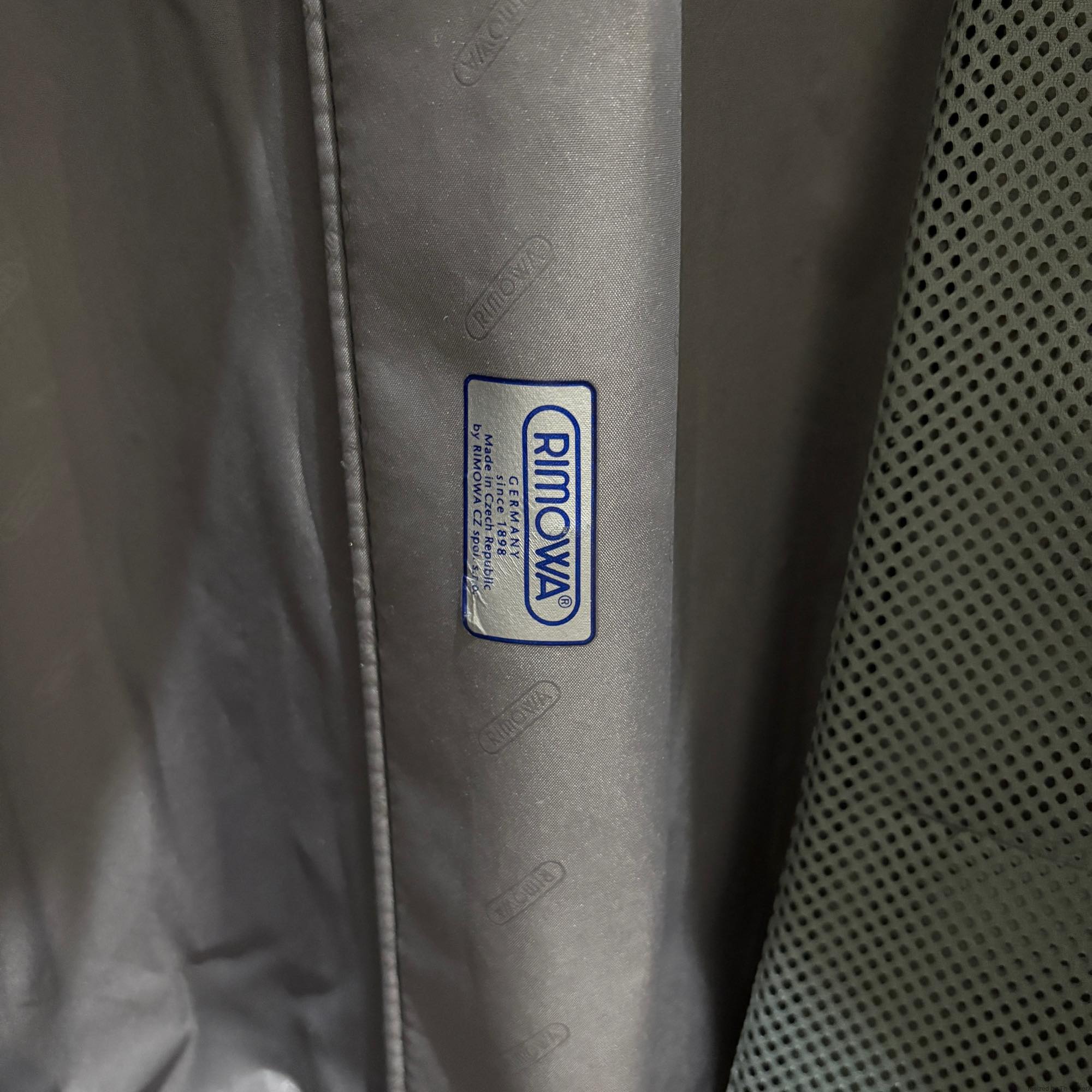 リモワ　サルサ　中古美品　869.56　45リットル　4輪