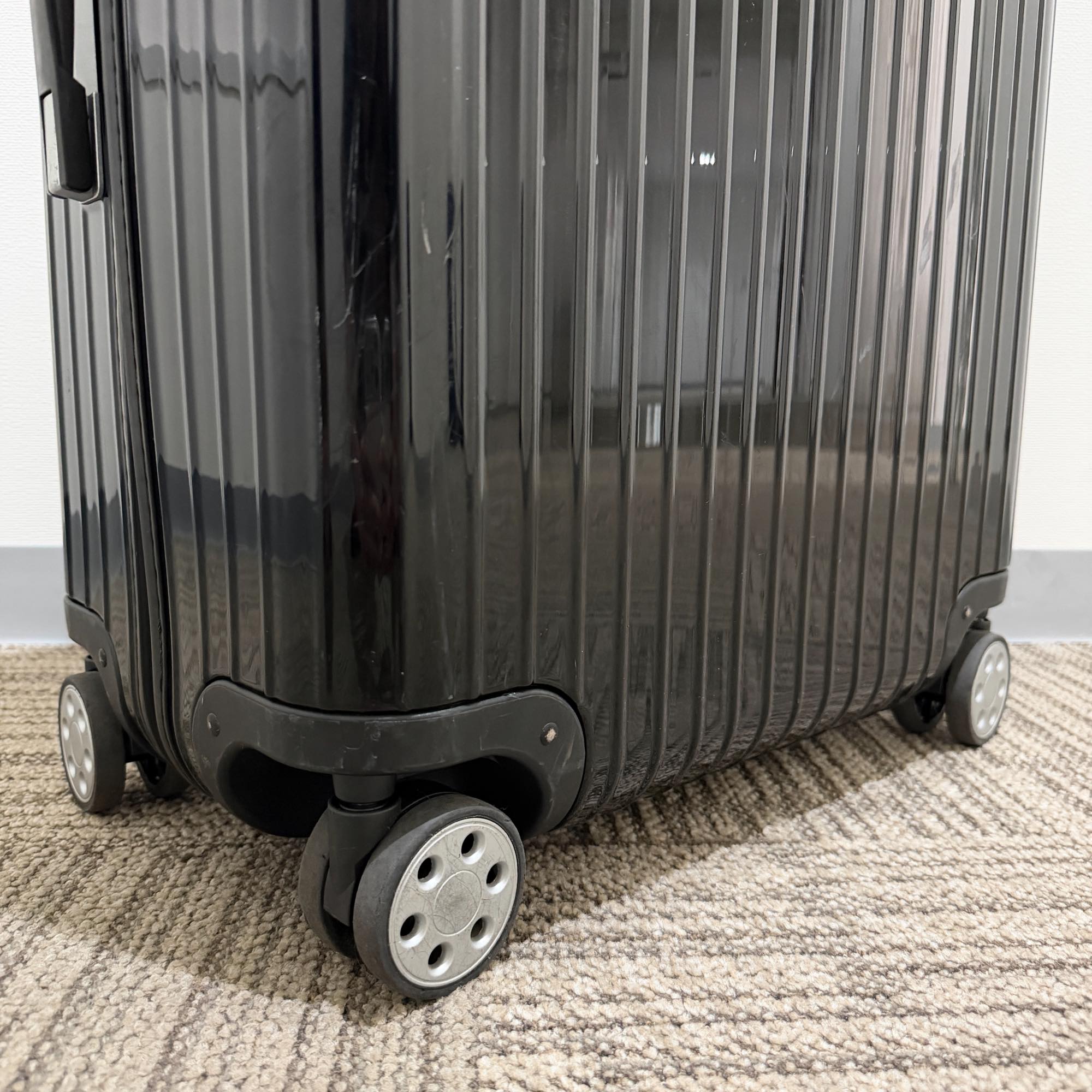 リモワ　サルサデラックス　U870.70.21.1　中古美品　86リットル　4輪